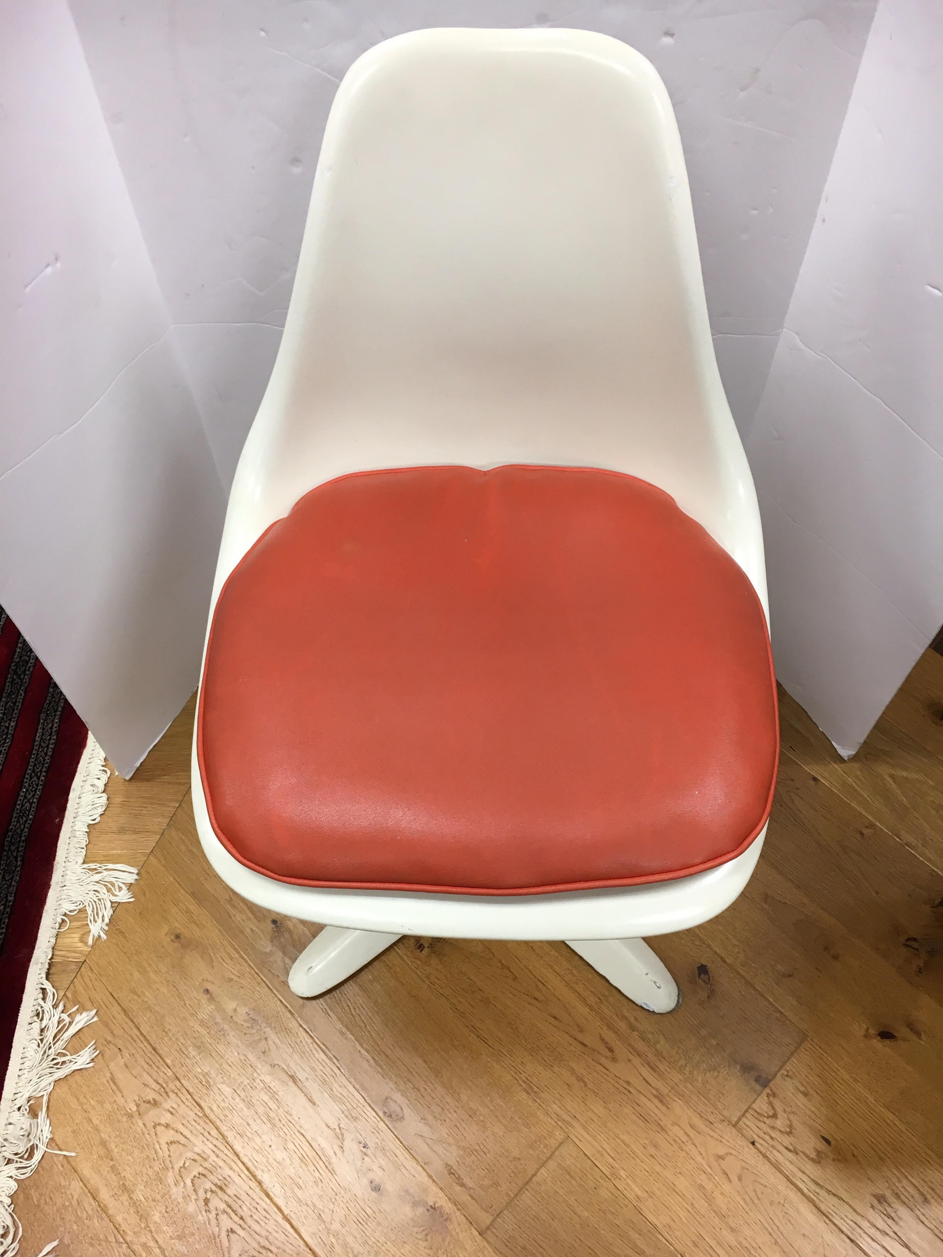Pair of Mid-Century Modern Tulip Dining Chairs in Saarinen Style by Burke USA In Good Condition In West Hartford, CT