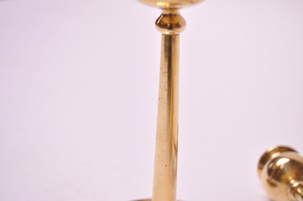 Pair of Mid-Century Modern Turned Brass Candlesticks after Jarvie For Sale 4