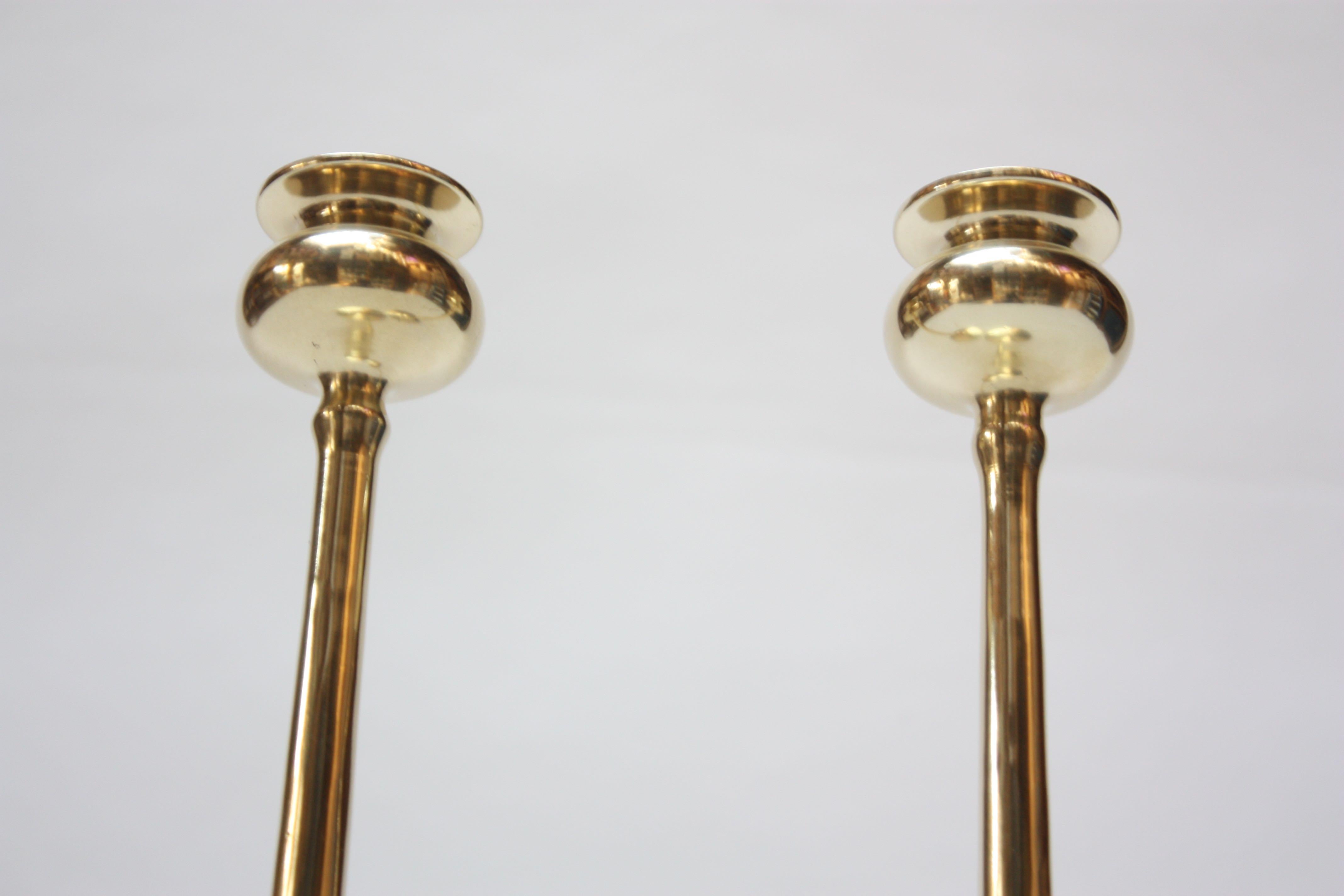 Pair of Mid-Century Modern Turned Brass Candlesticks after Jarvie In Good Condition In Brooklyn, NY