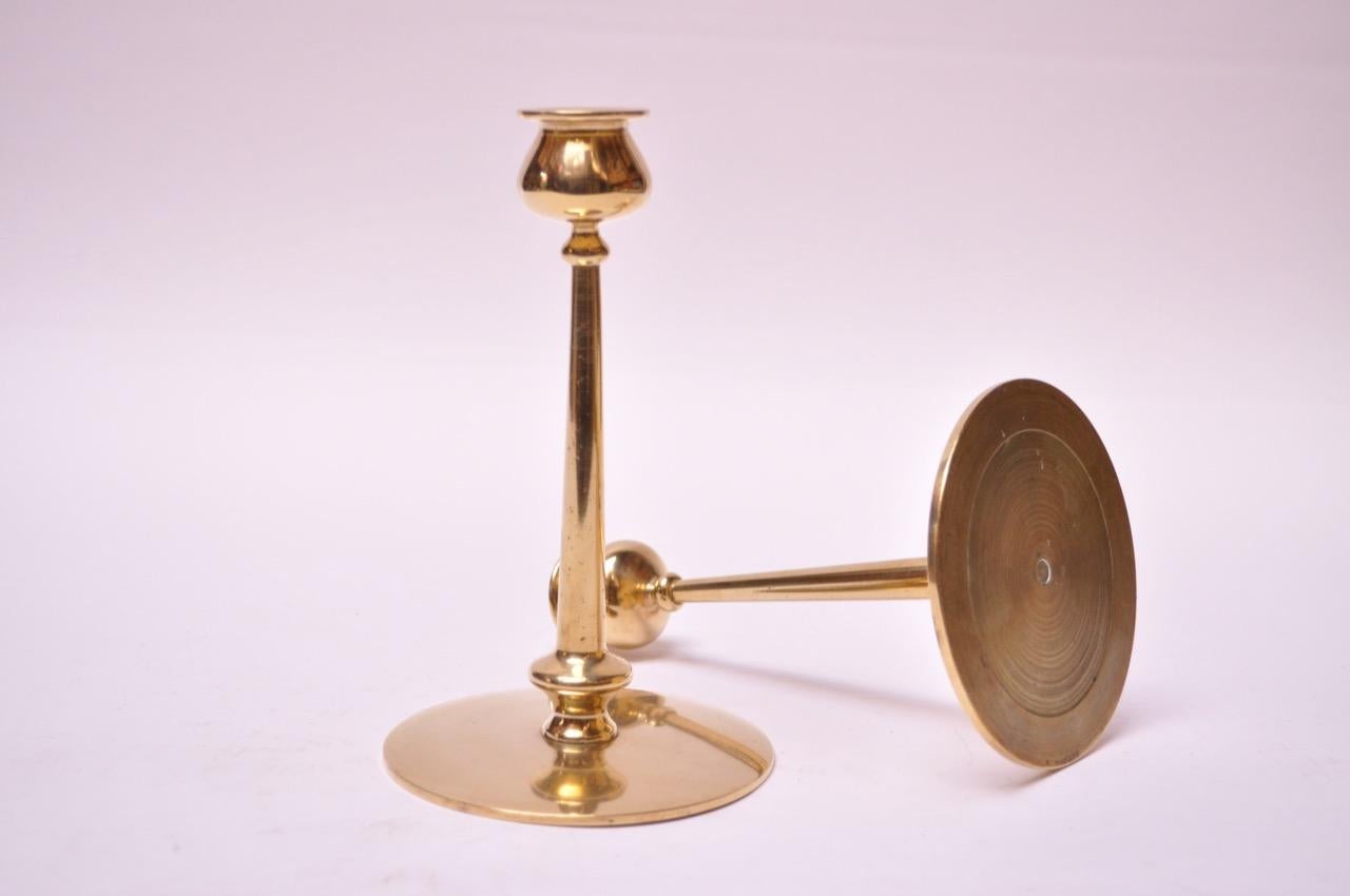 Pair of Mid-Century Modern Turned Brass Candlesticks after Jarvie In Good Condition For Sale In Brooklyn, NY