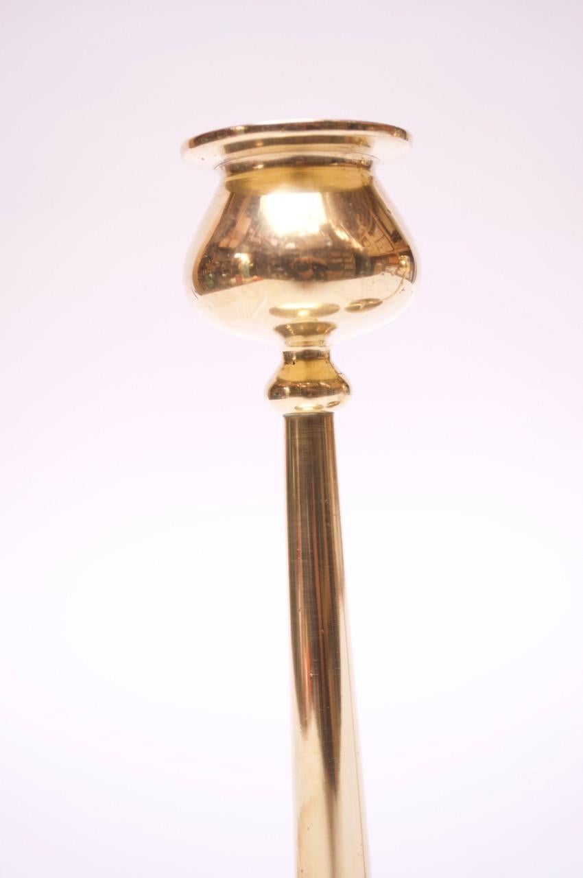 Milieu du XXe siècle Paire de chandeliers en laiton tourné d'après Jarvie:: datant du milieu du siècle dernier en vente