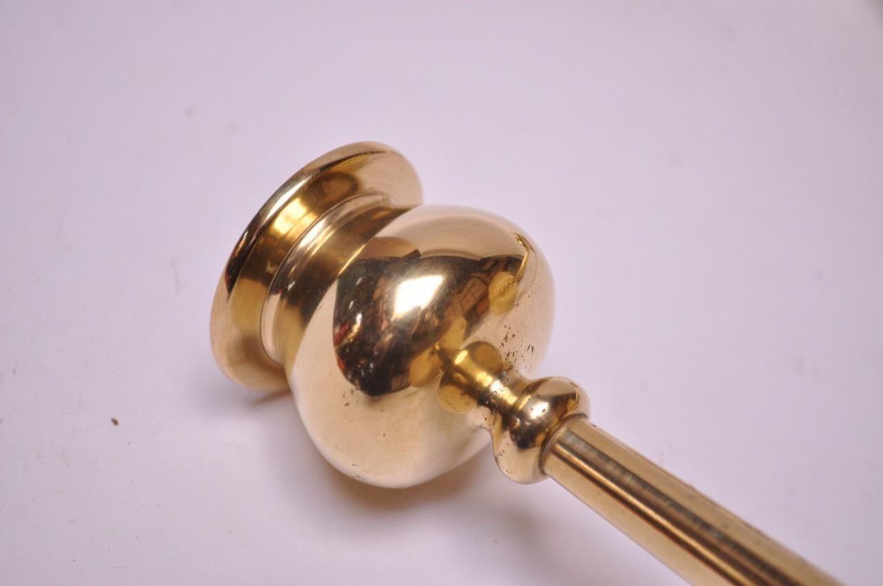 Ottone Coppia di candelieri in ottone tornito della metà del secolo scorso di Jarvie in vendita