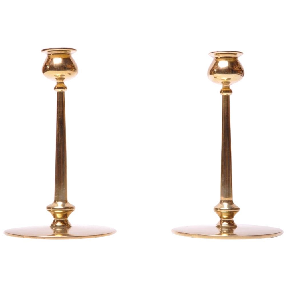 Paire de chandeliers en laiton tourné d'après Jarvie:: datant du milieu du siècle dernier en vente