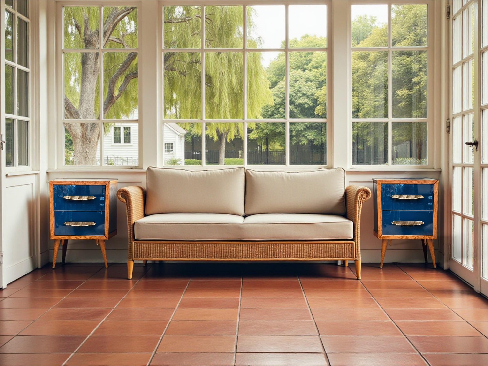 Questa elegante coppia di tavolini degli anni '60/'70 cattura la raffinatezza del design italiano della metà del secolo scorso. Realizzato in legno massiccio con una calda finitura naturale, ogni pezzo presenta due cassetti impreziositi da frontali