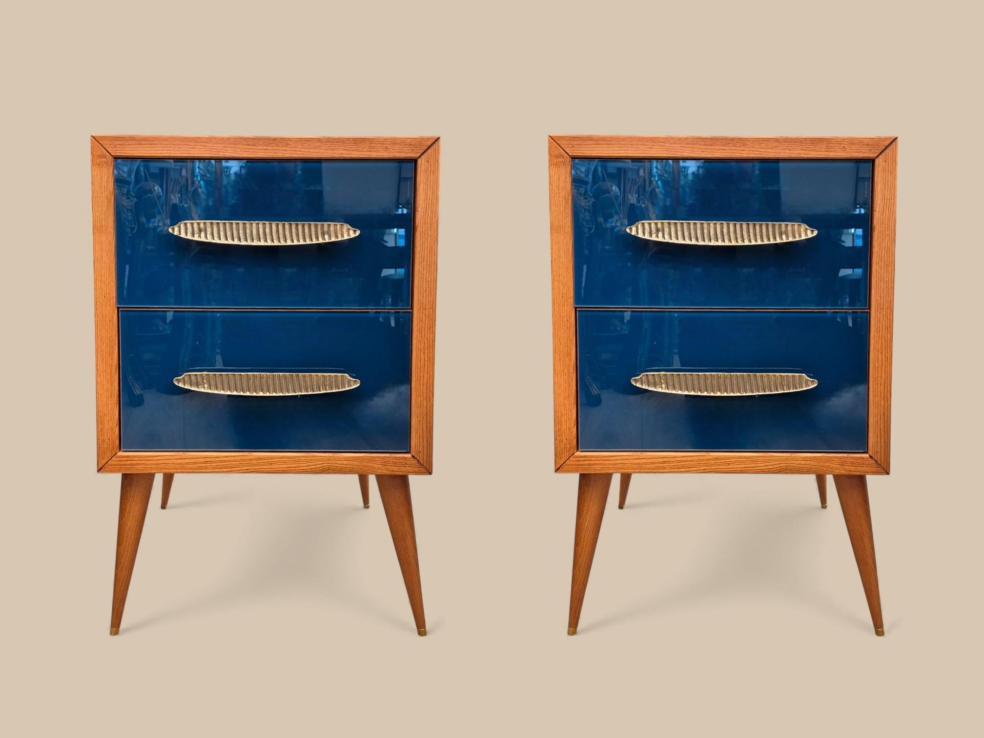 Italiano Coppia di tavolini in vetro di Murano e ottone della metà del secolo scorso, anni '60-'70 in vendita