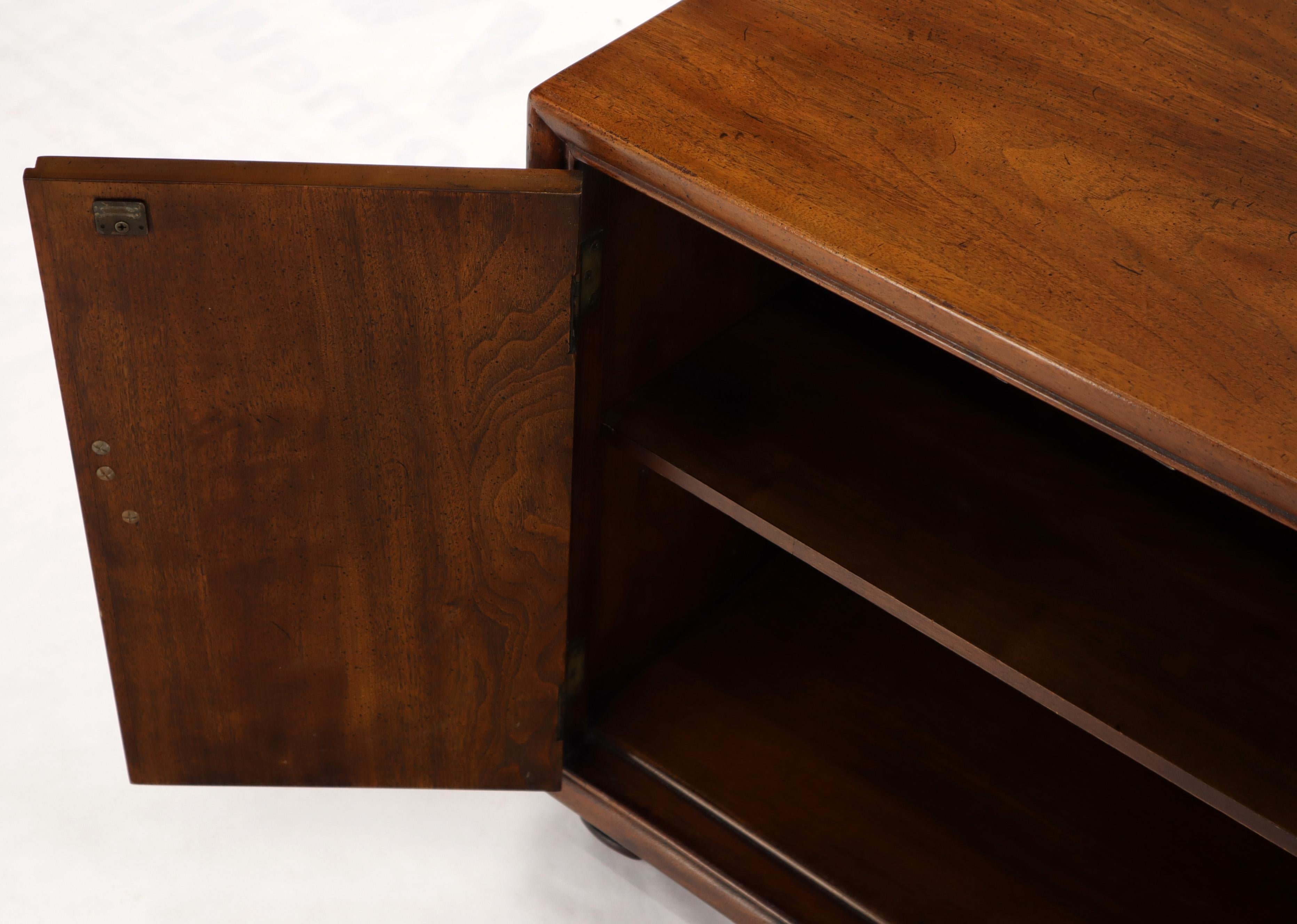 Pair of Mid-Century Modern Two Doors Nightstands by Henredon For Sale 3