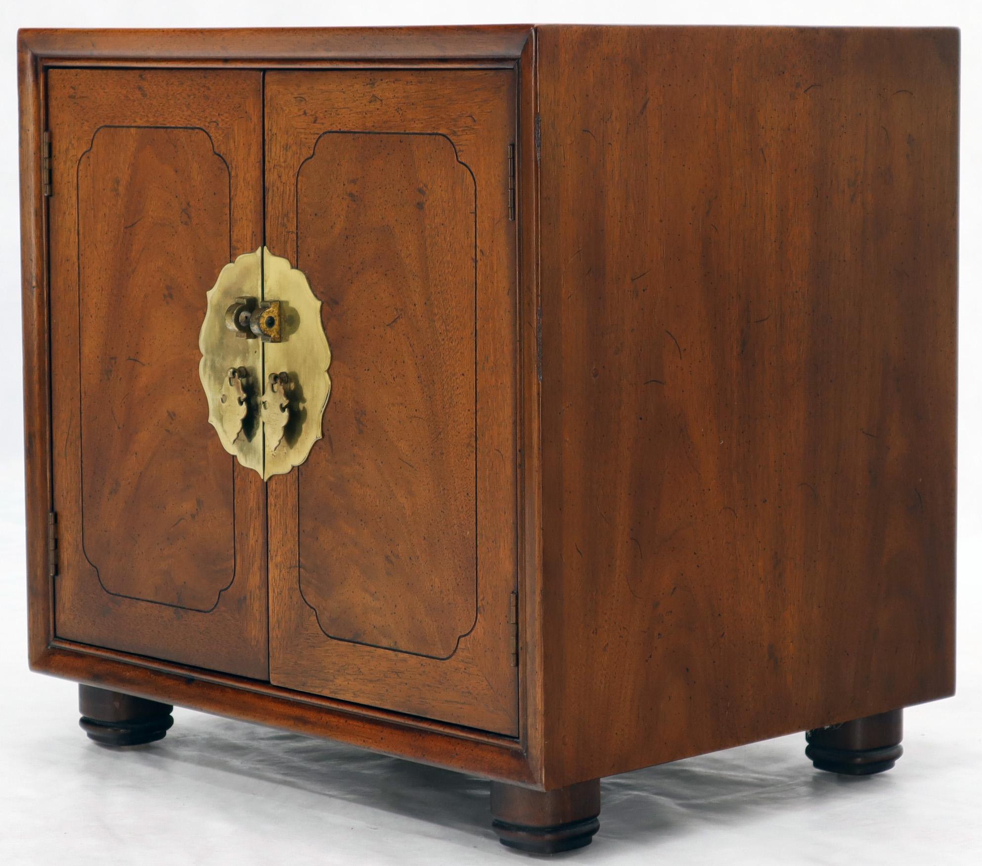Lacquered Pair of Mid-Century Modern Two Doors Nightstands by Henredon For Sale
