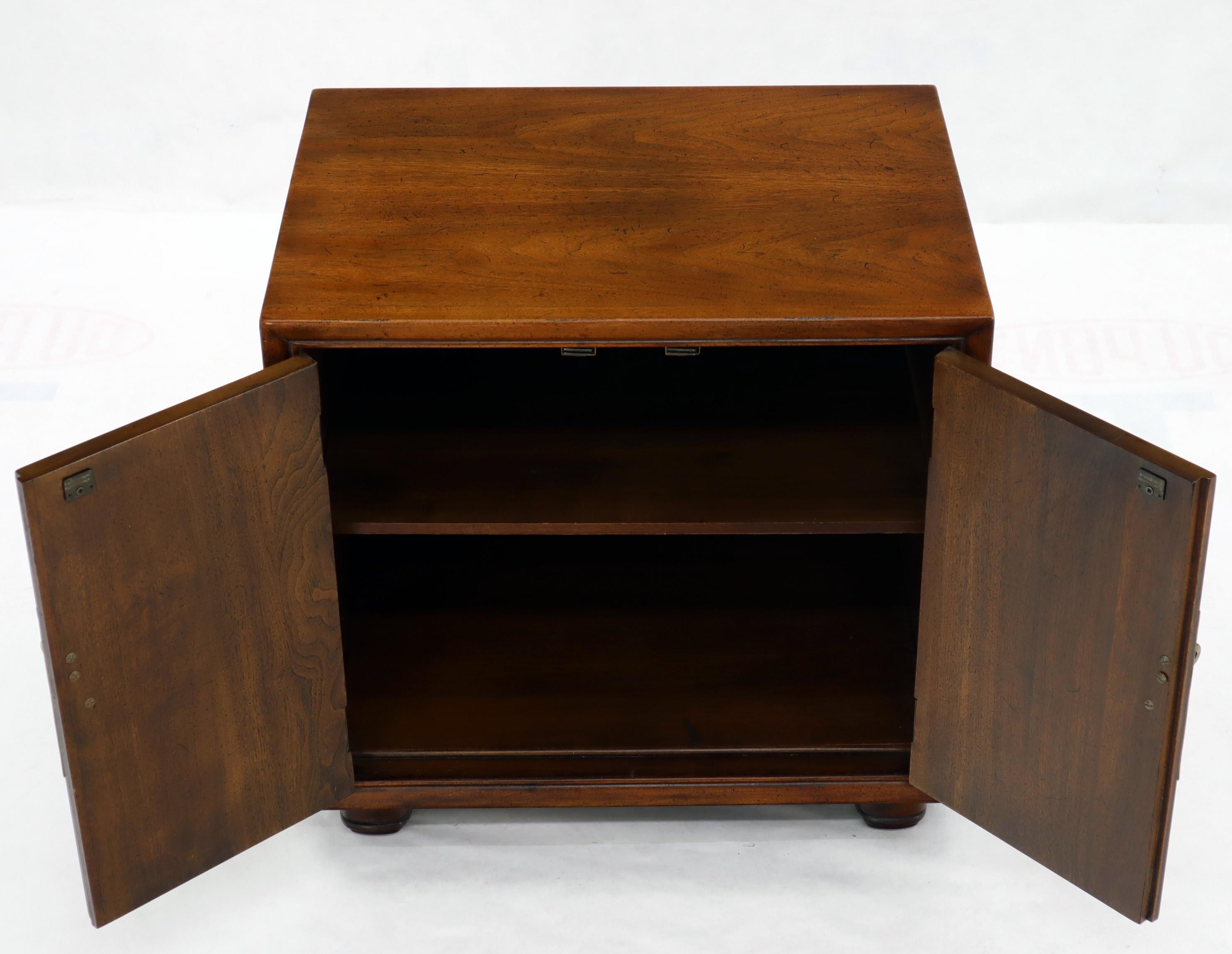 Pair of Mid-Century Modern Two Doors Nightstands by Henredon In Good Condition For Sale In Rockaway, NJ