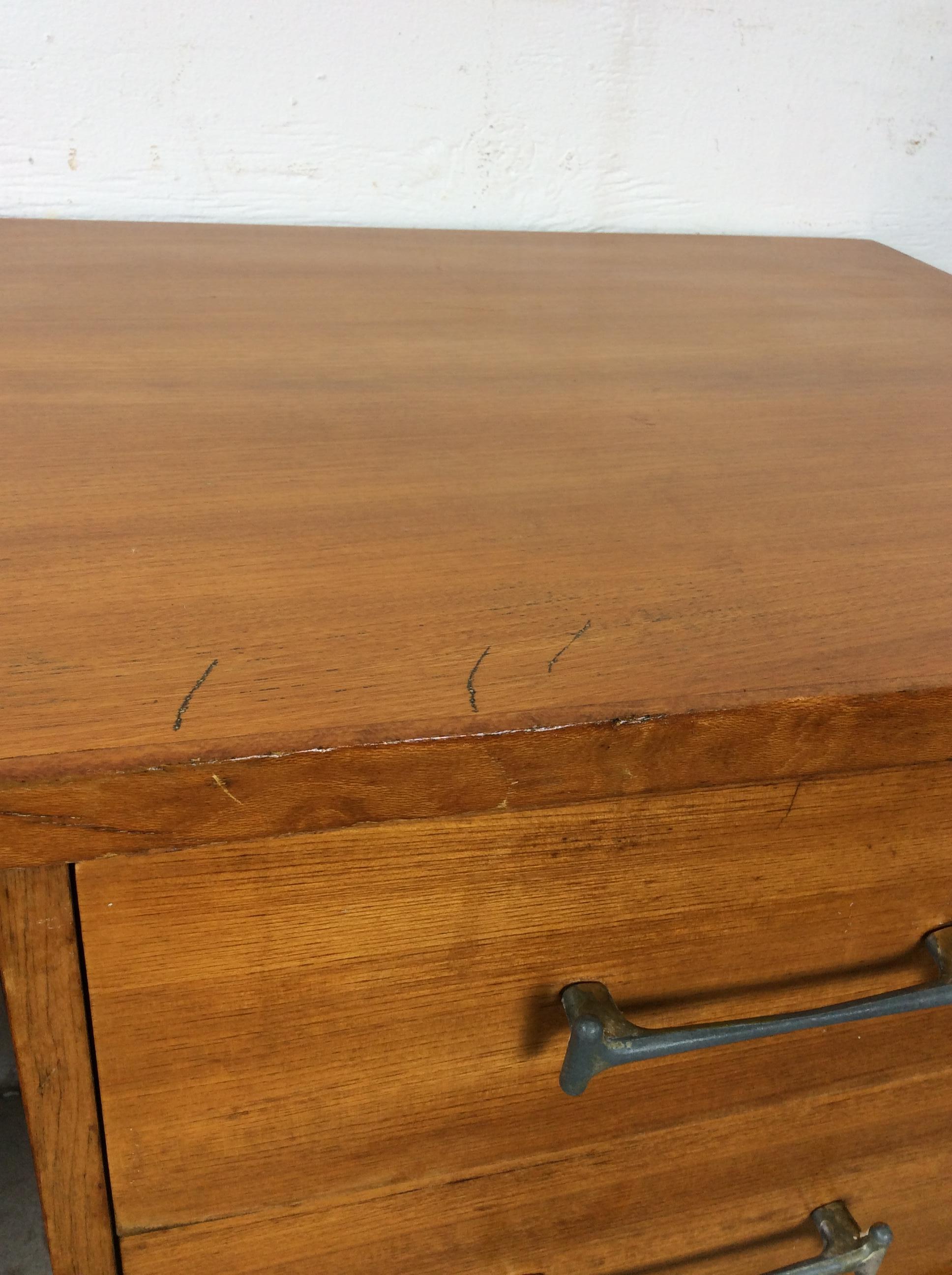 Pair of Mid Century Modern Two Drawer Nightstands by Drexel in vendita 3