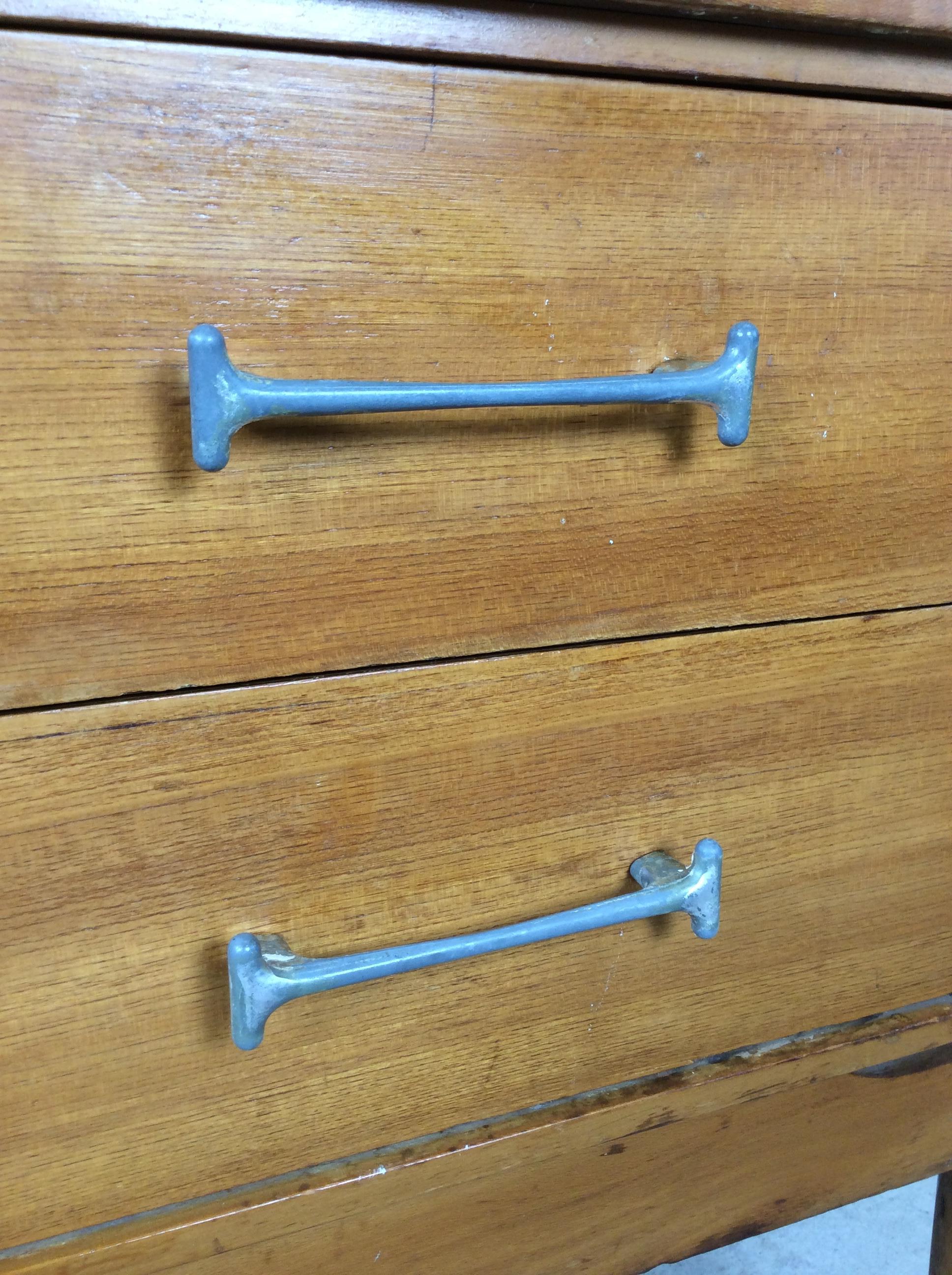 Pair of Mid Century Modern Two Drawer Nightstands by Drexel in vendita 4