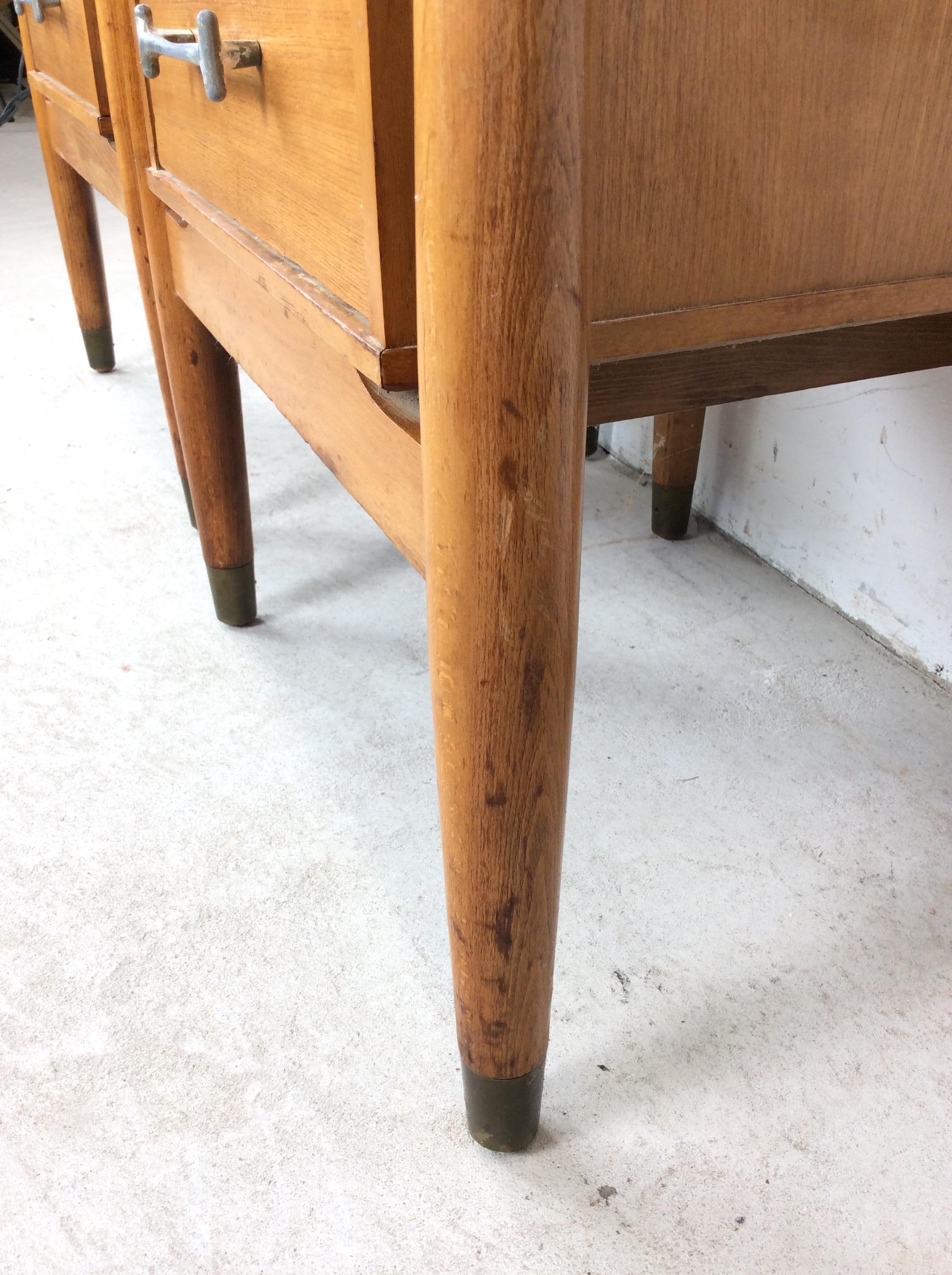 Pair of Mid Century Modern Two Drawer Nightstands by Drexel in vendita 6