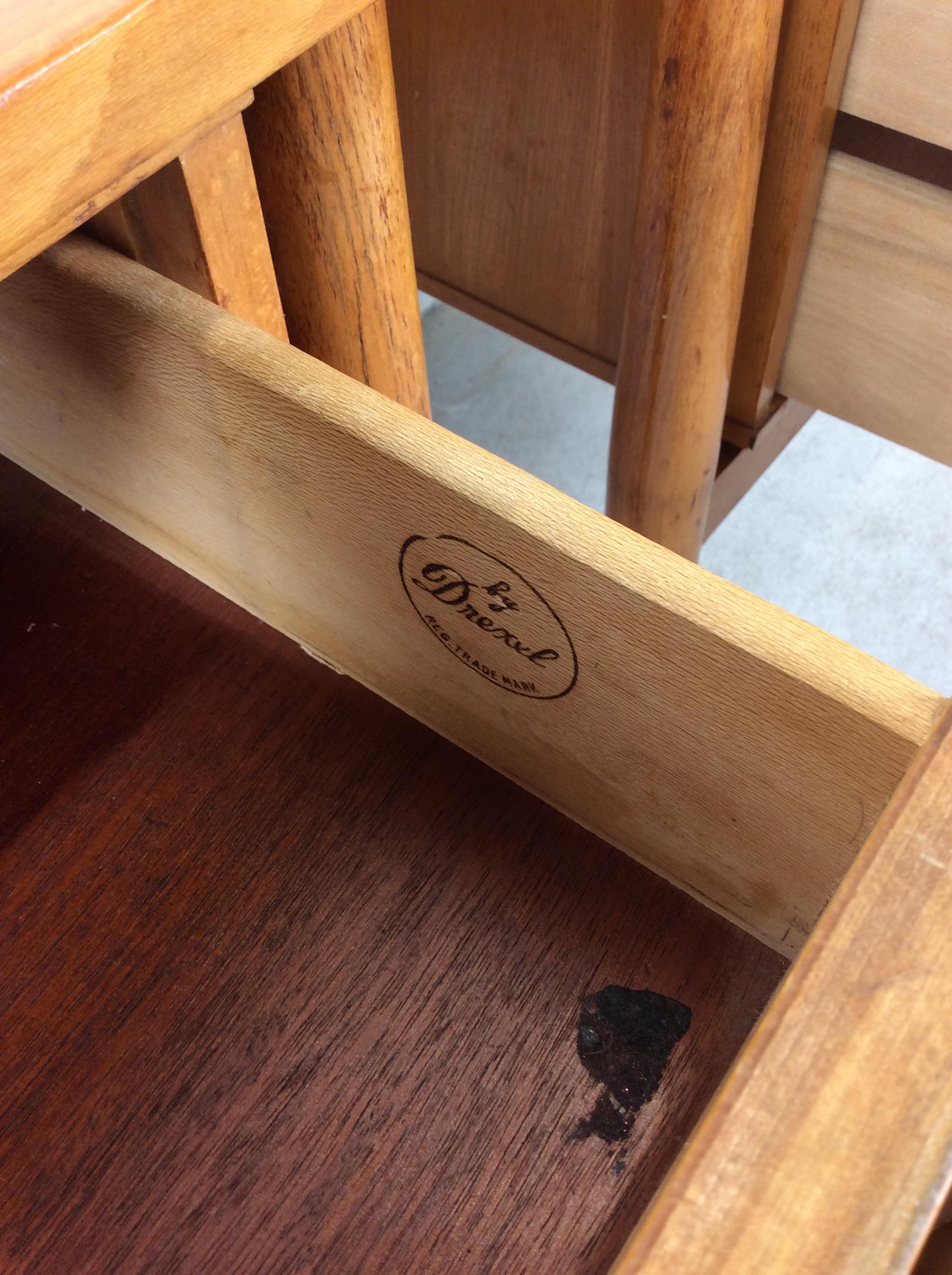 Pair of Mid Century Modern Two Drawer Nightstands by Drexel in vendita 8