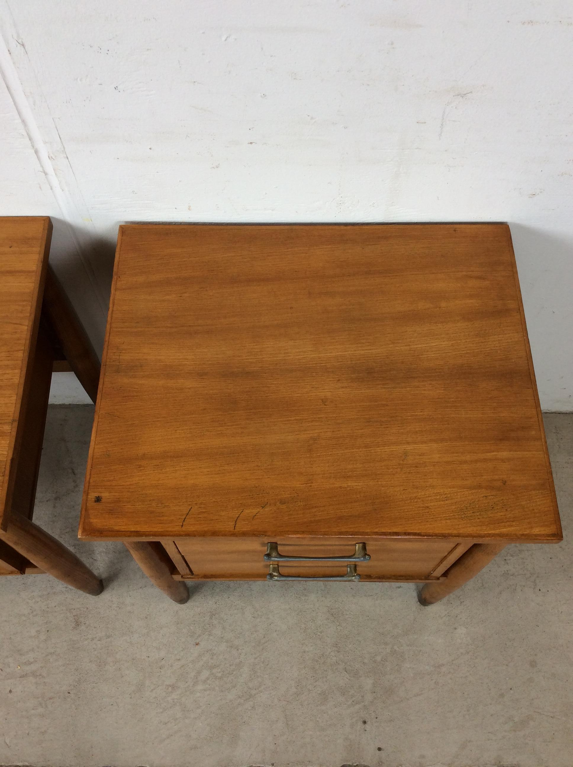 Mid-Century moderno Pair of Mid Century Modern Two Drawer Nightstands by Drexel in vendita