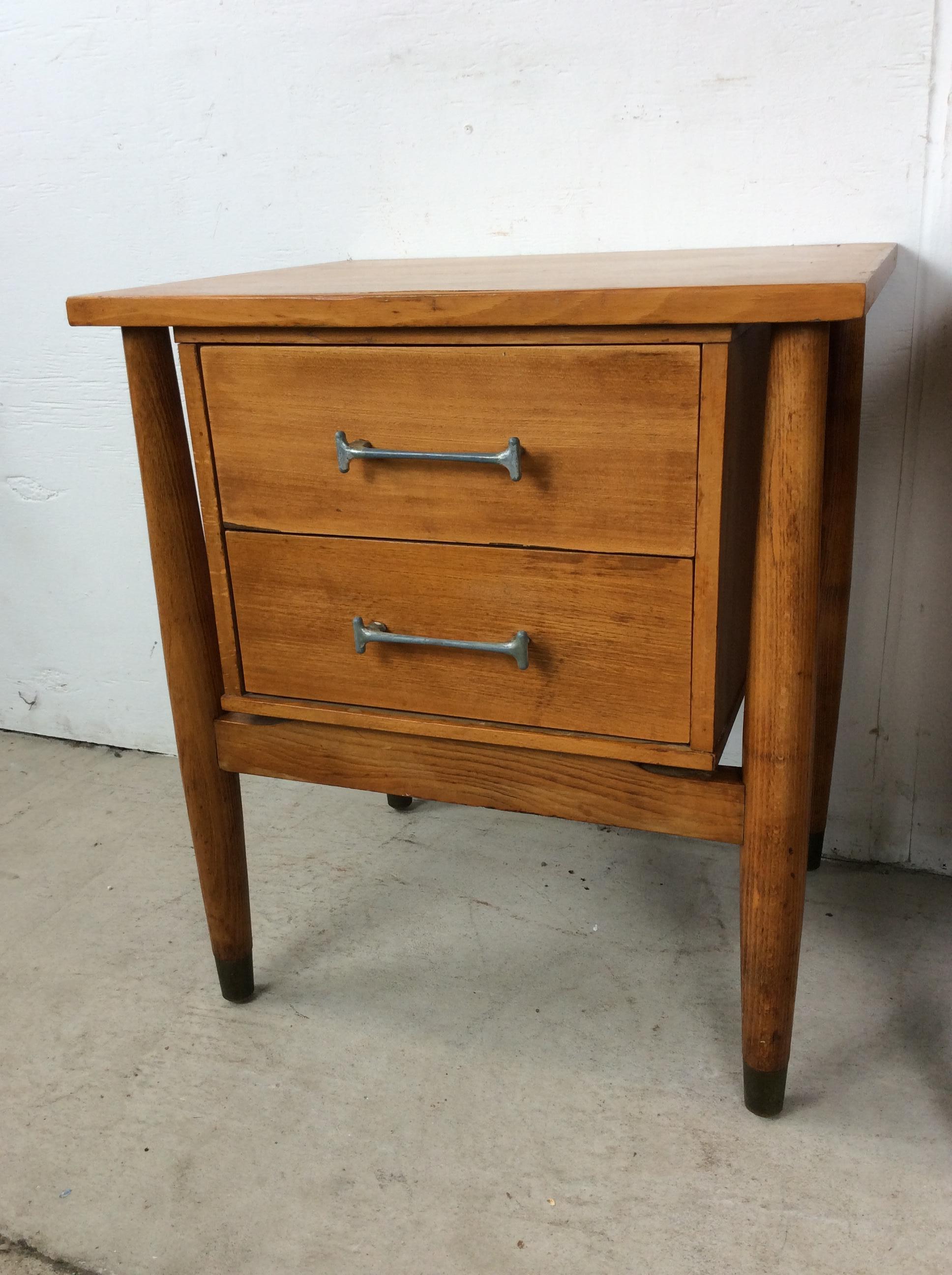 Americano Pair of Mid Century Modern Two Drawer Nightstands by Drexel in vendita