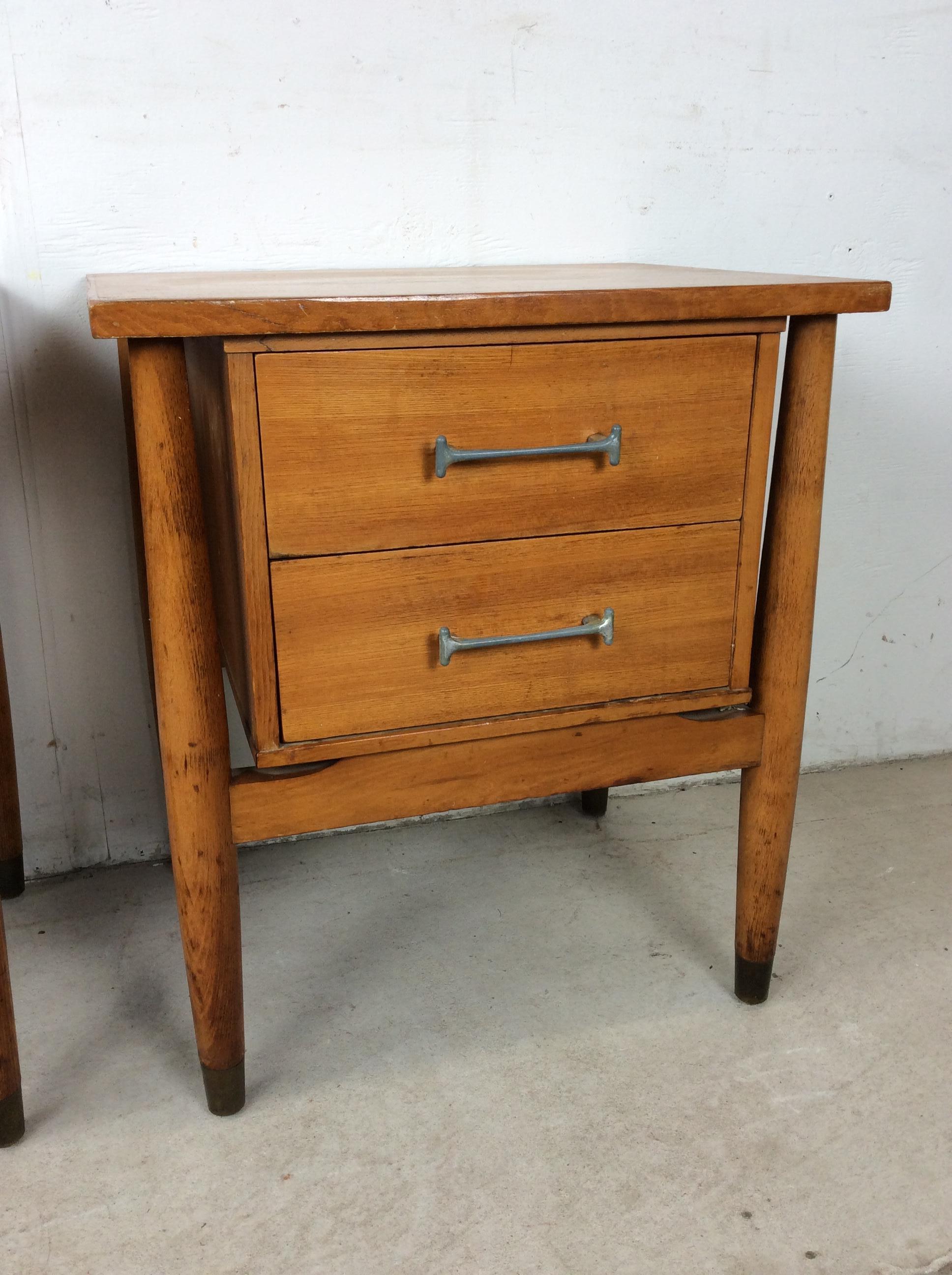 Pair of Mid Century Modern Two Drawer Nightstands by Drexel In condizioni buone in vendita a Freehold, NJ