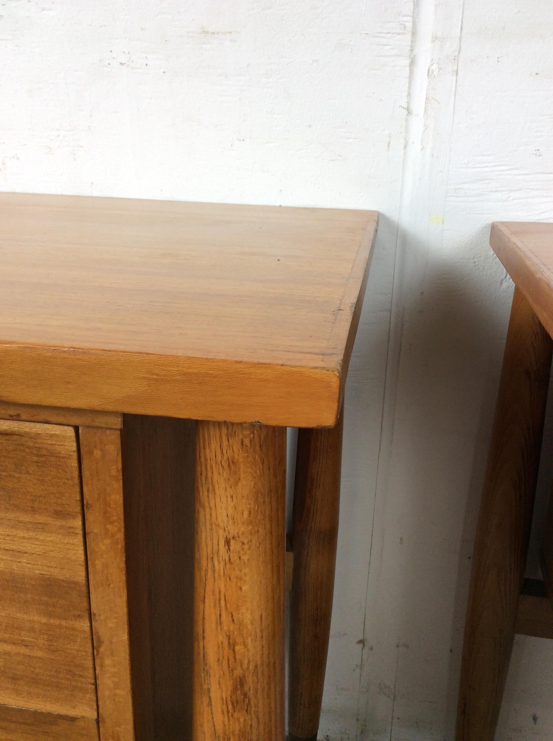 Cromo Pair of Mid Century Modern Two Drawer Nightstands by Drexel in vendita