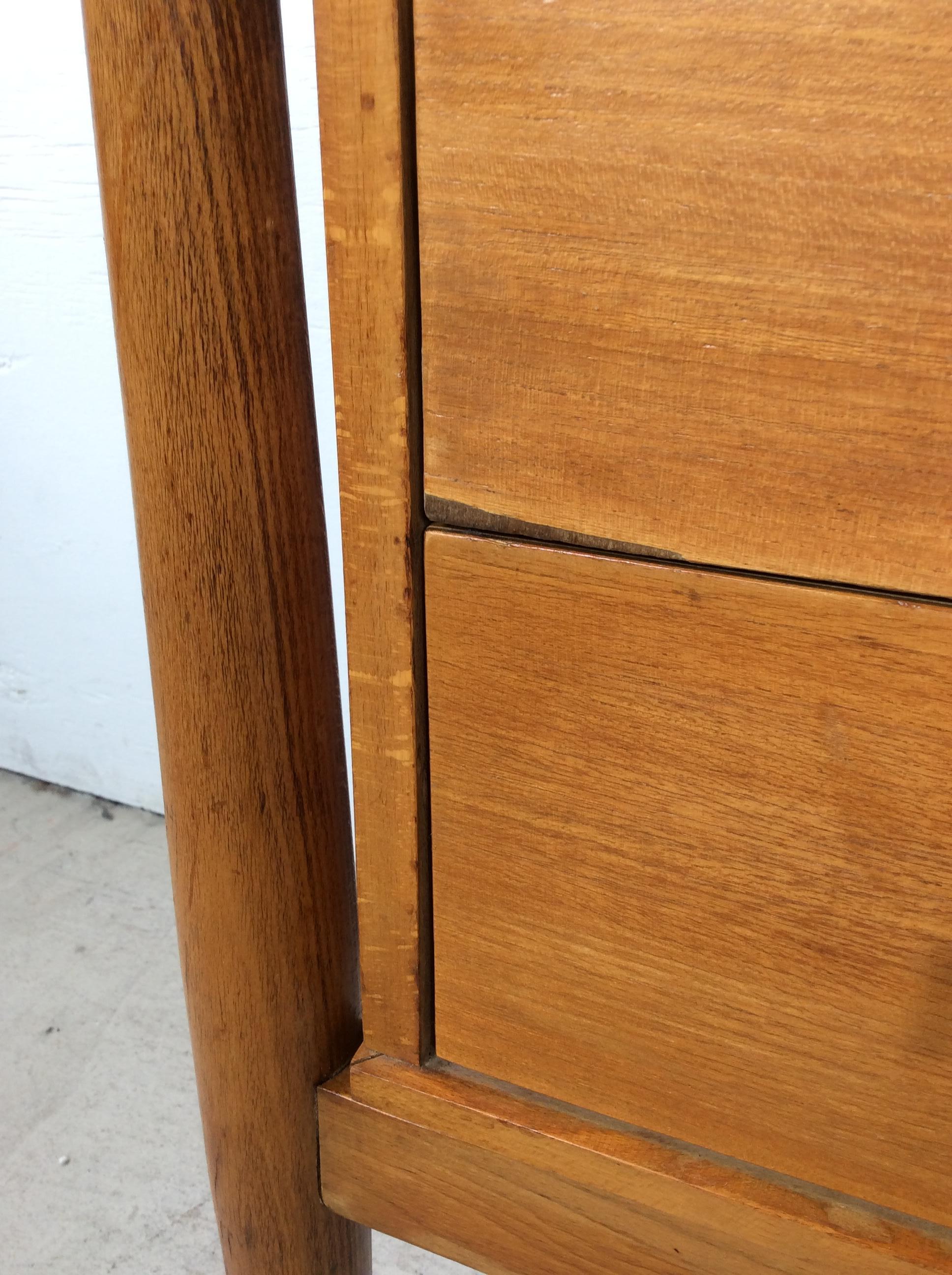 Pair of Mid Century Modern Two Drawer Nightstands by Drexel in vendita 2