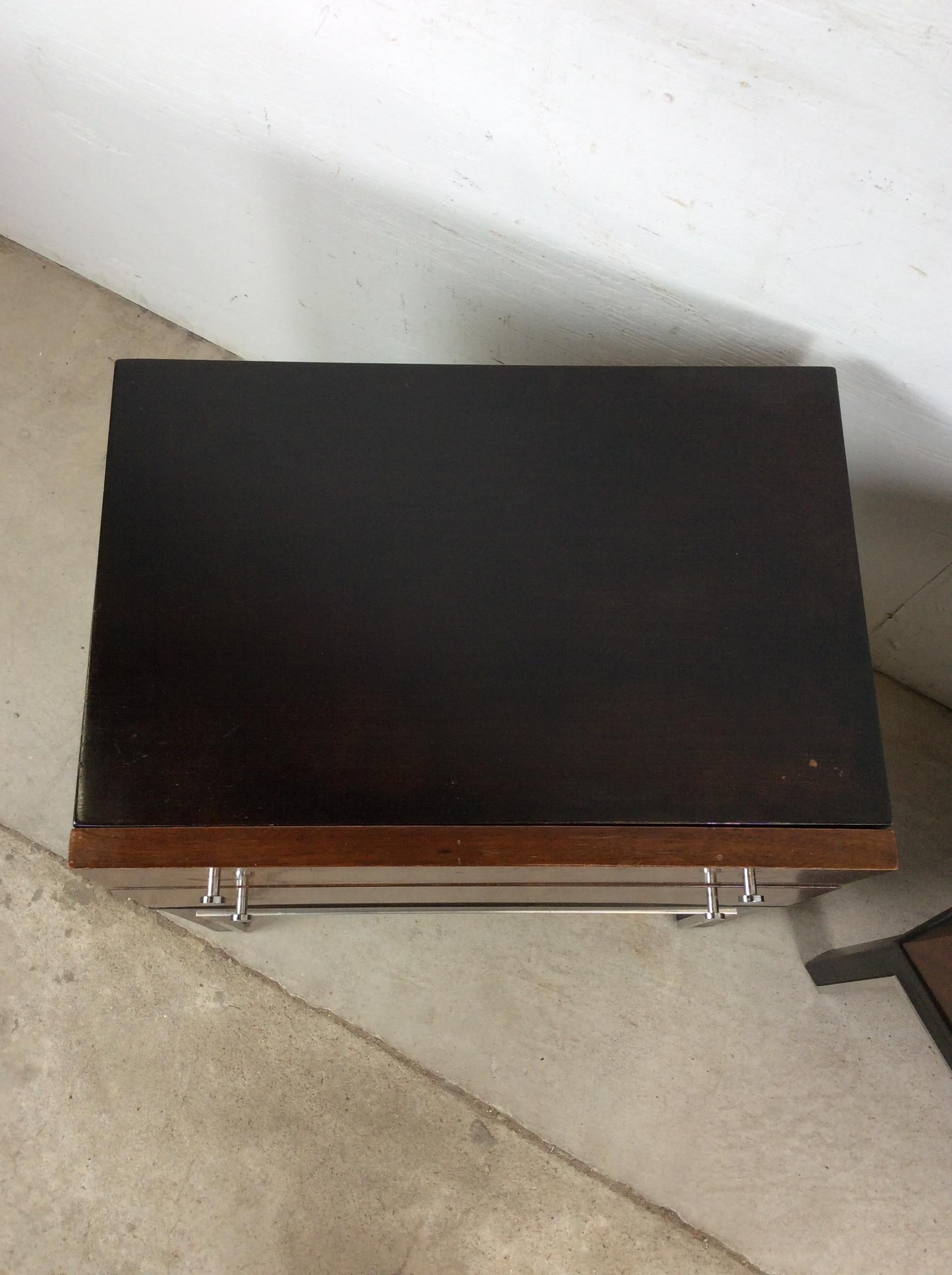 Cette paire de tables de nuit modernes du milieu du siècle par American of Martinsville se caractérise par une construction en bois dur, un magnifique placage d'acajou sur les faces des tiroirs, un dessus et un côté laqués noirs, deux tiroirs à