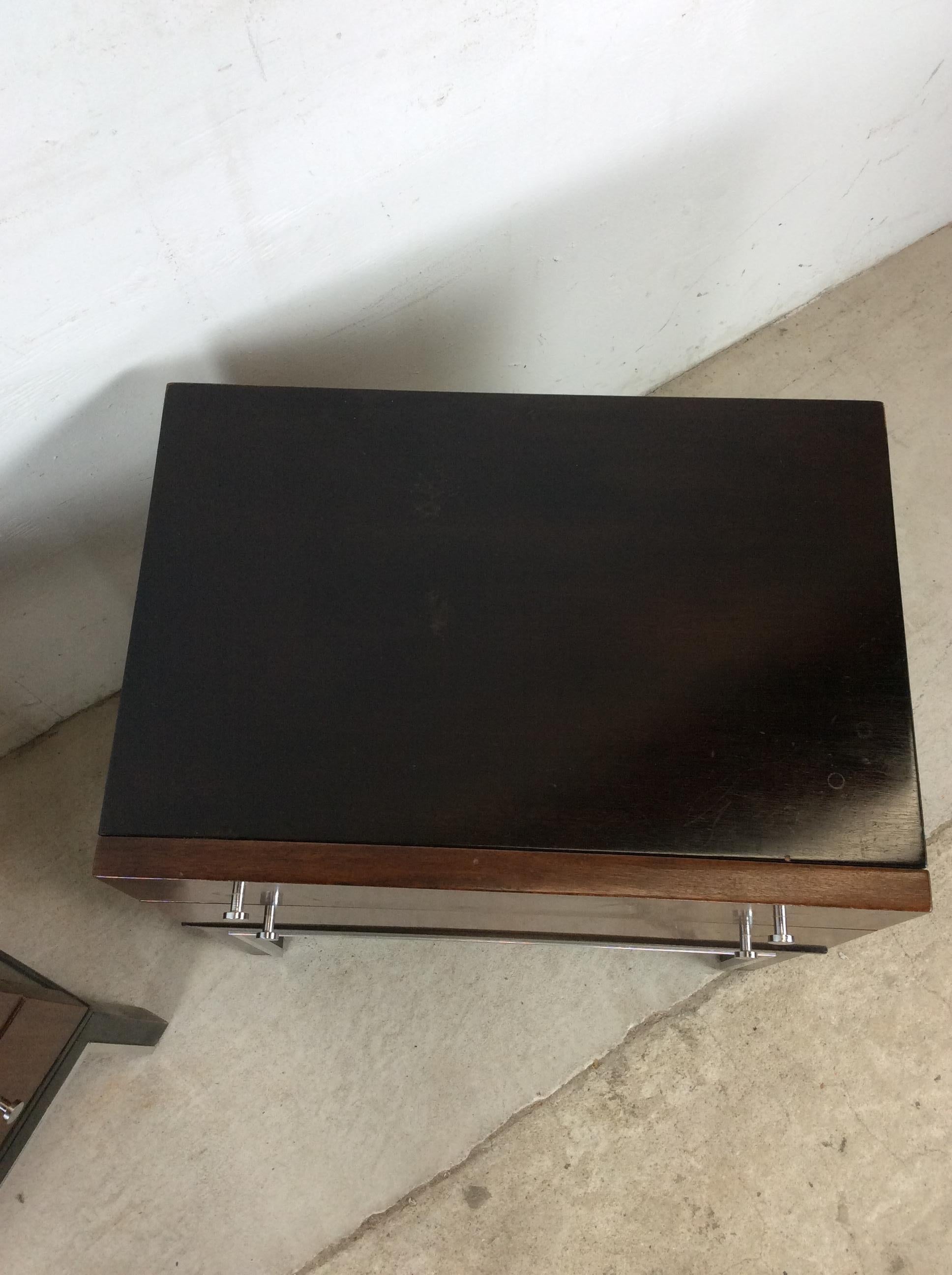 Mid-Century Modern Pair of Mid Century Modern Two Drawer Nightstands with Chrome Accents en vente