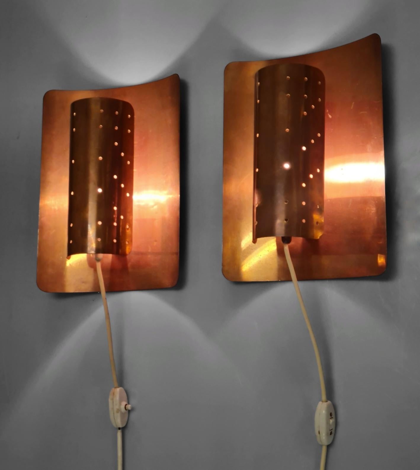 Un'applique bella e resistente nello stile di Paavo Tynell. Anche se il designer e i creatori non sono noti, queste lampade da parete sono realizzate con finiture di alta qualità e mostrano una vera maestria artigianale e un design moderno ed