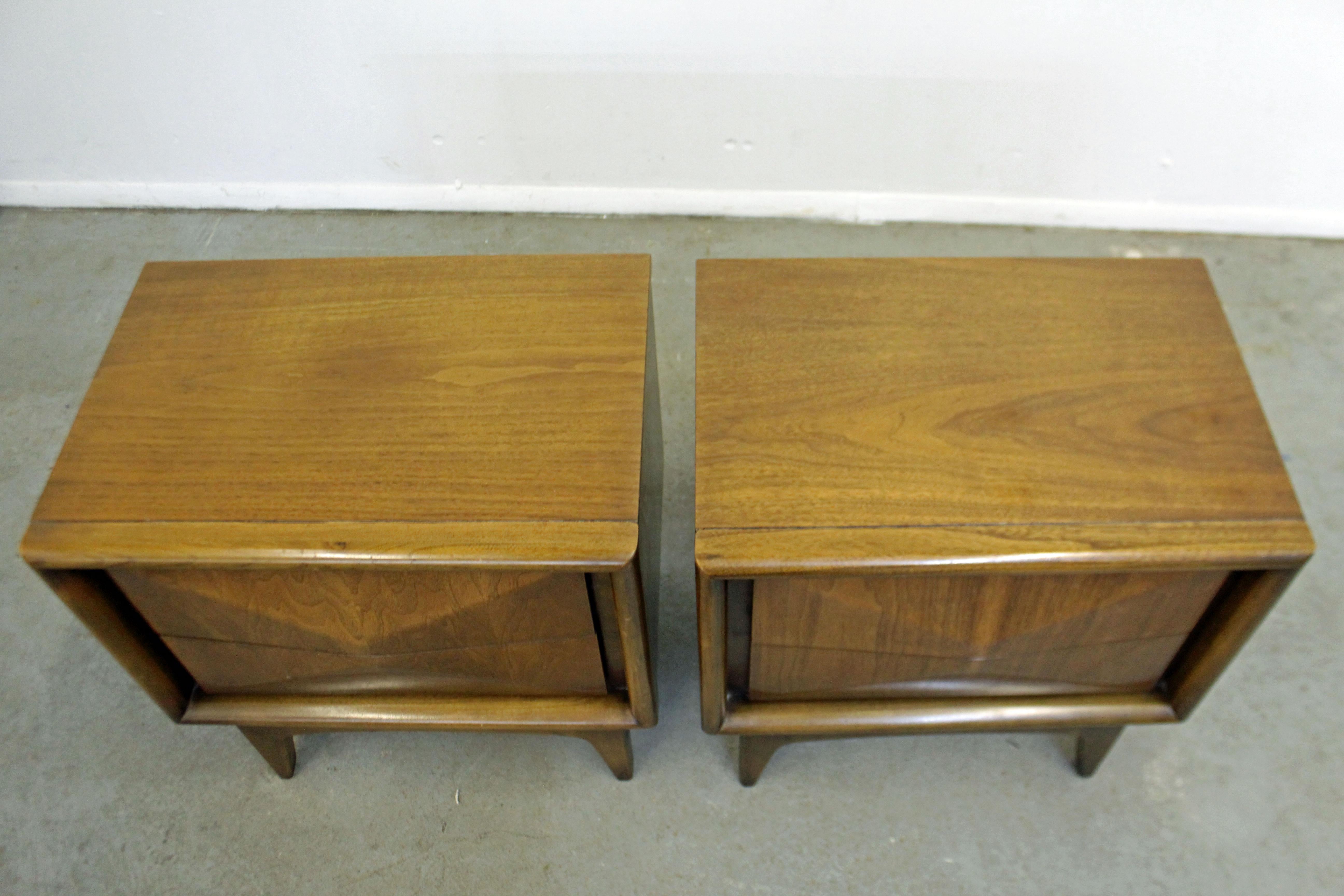 Pair of Mid-Century Modern United Diamond Front Walnut Nightstands In Good Condition In Wilmington, DE