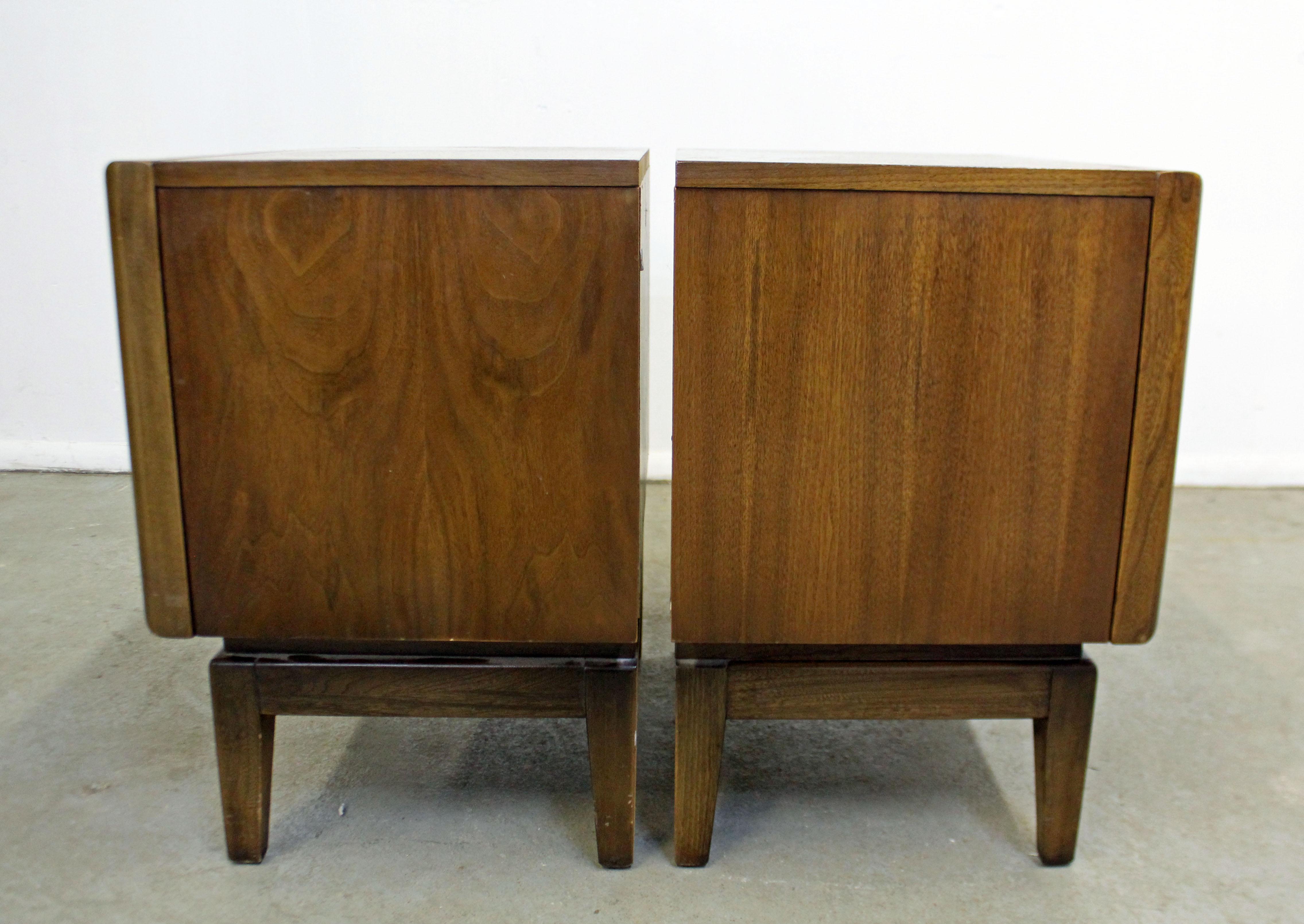 Mid-20th Century Pair of Mid-Century Modern United Diamond Front Walnut Nightstands