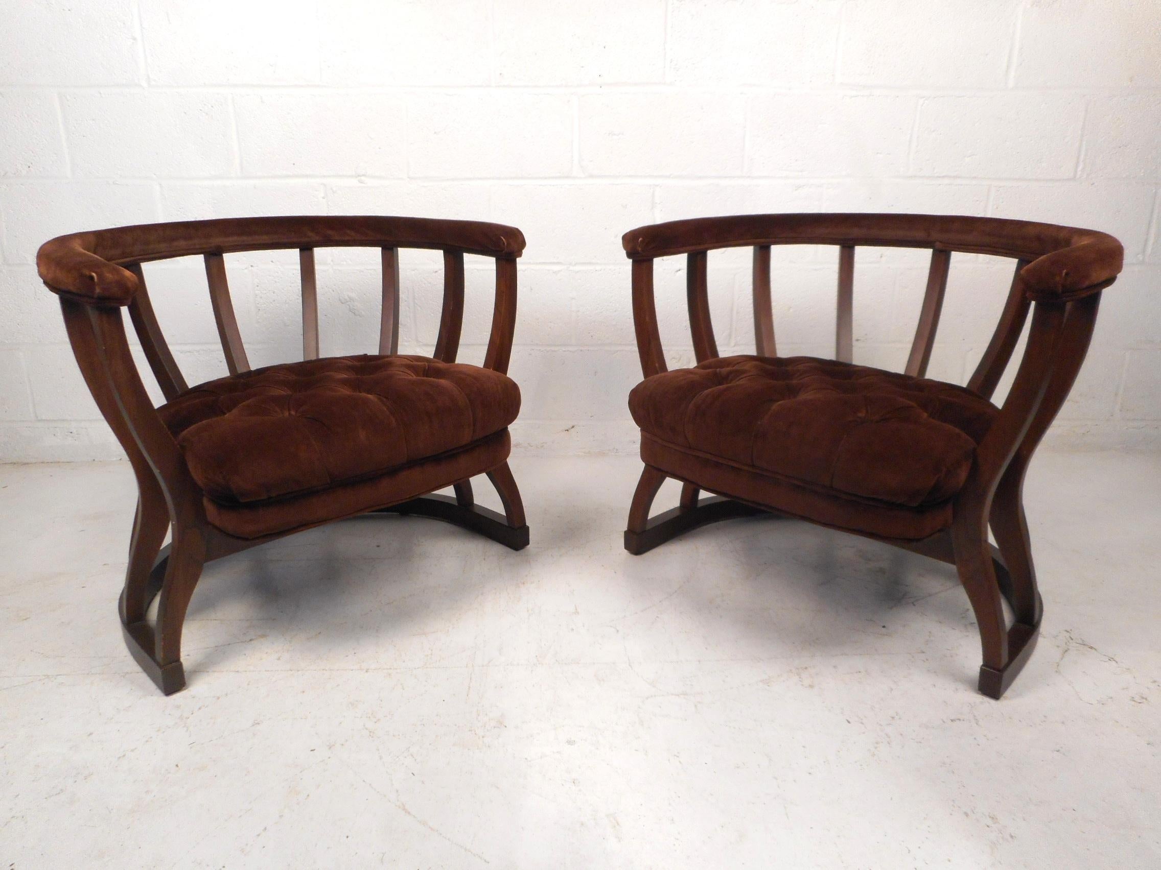Pair of Mid-Century Modern Upholstered Barrel Back Chairs In Good Condition In Brooklyn, NY