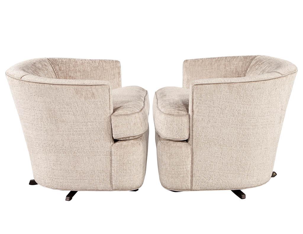 Pair of Mid-Century Modern Upholstered Swivel Chairs In Excellent Condition For Sale In North York, ON