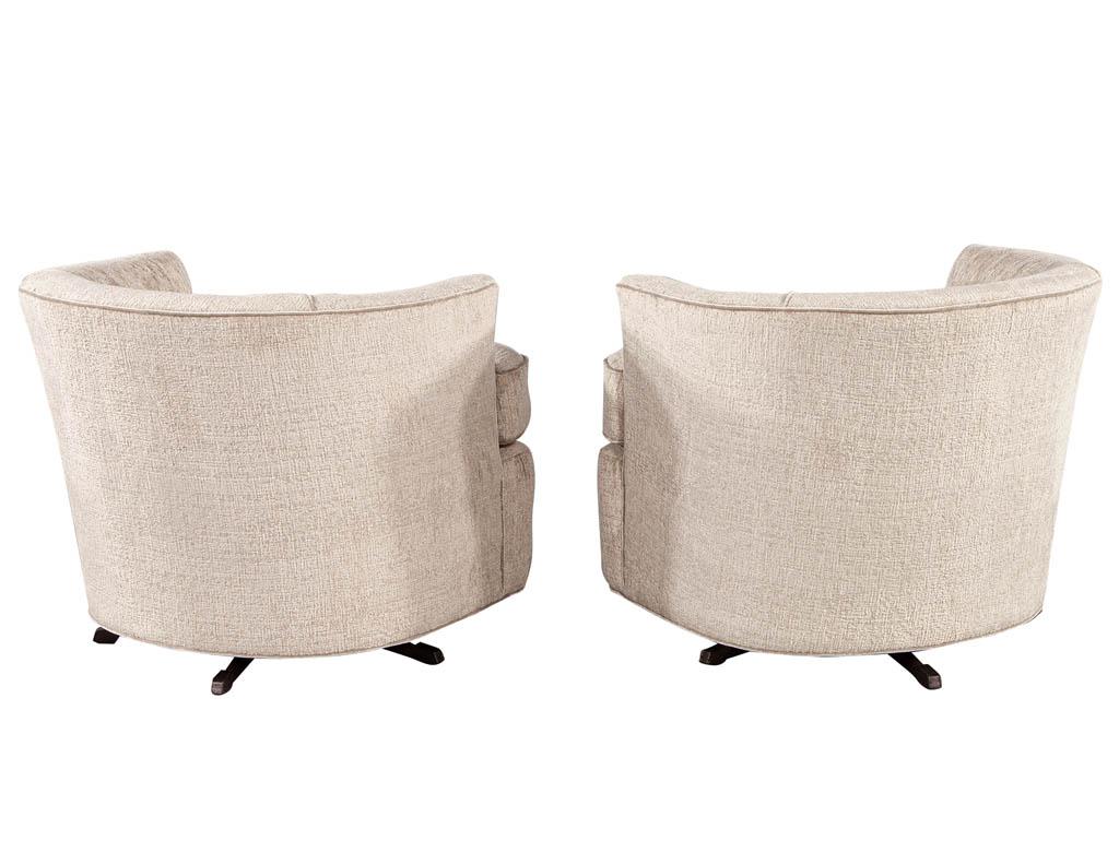 Fin du 20e siècle Paire de chaises pivotantes tapissées, de style mi-siècle moderne en vente