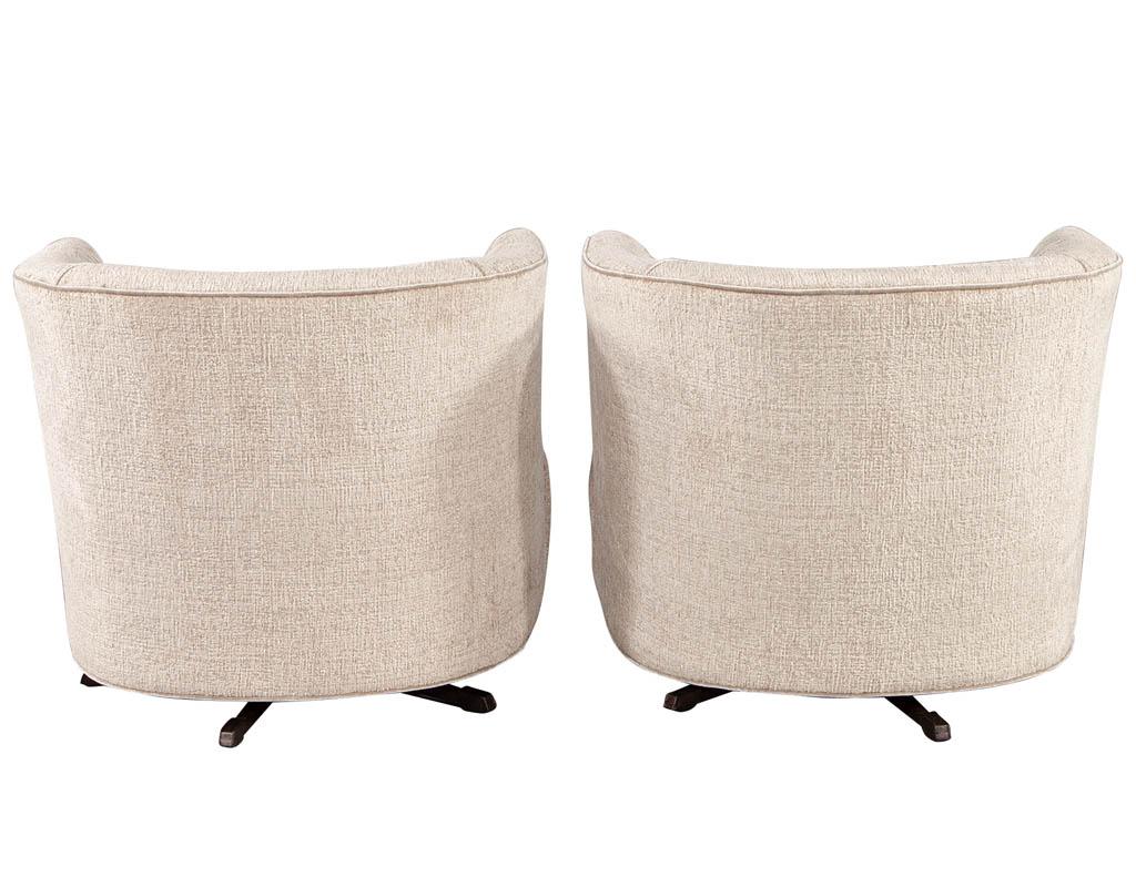 Métal Paire de chaises pivotantes tapissées, de style mi-siècle moderne en vente