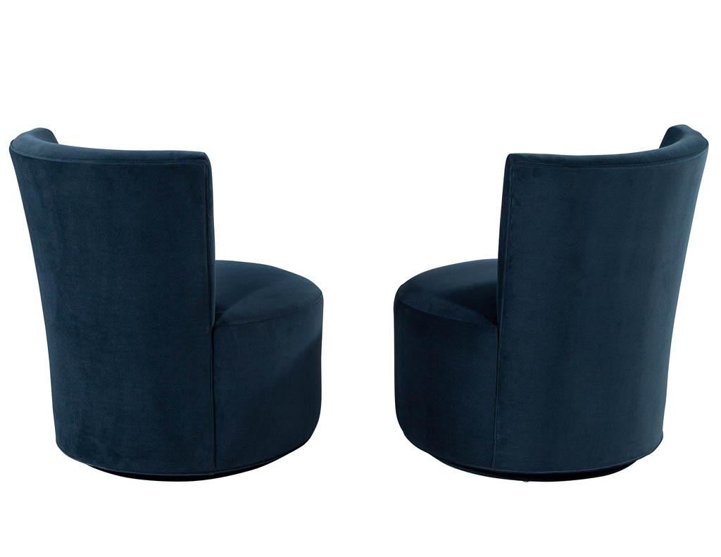 Pair of Mid-Century Modern Upholstered Swivel Chairs in the Style of Dunbar In Excellent Condition For Sale In North York, ON
