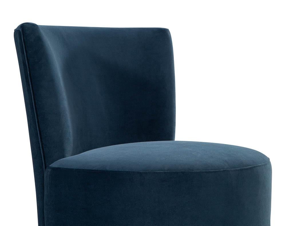 Paire de chaises pivotantes tapissées de style Dunbar, de style moderne du milieu du siècle dernier en vente 2