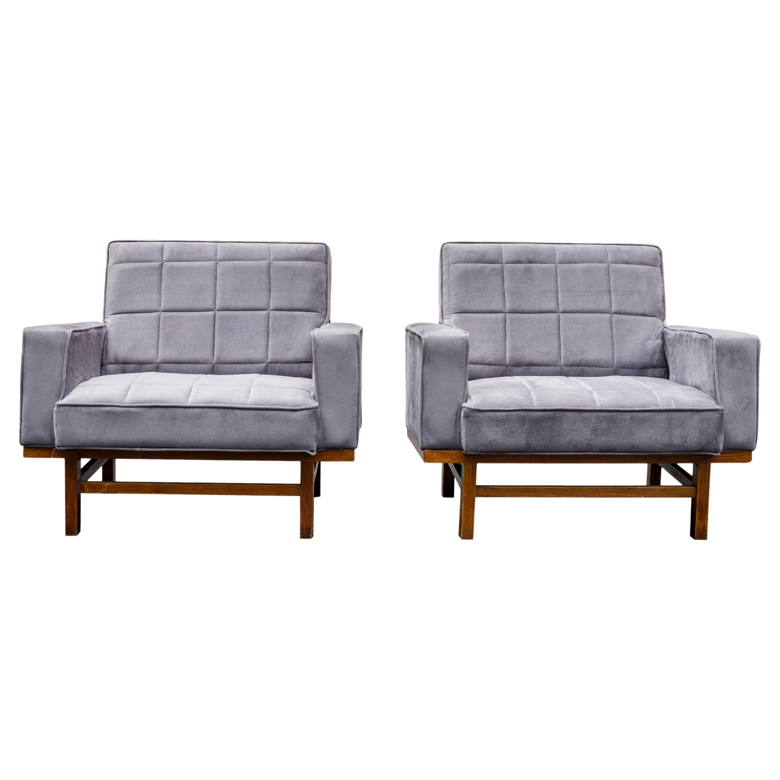Paire de fauteuils de salon rembourrés de style moderne du milieu du siècle, le cadre est en noyer massif, italien, vers 1967. Récemment retapissé dans un velours de designer, gris avec des touches de lilas.