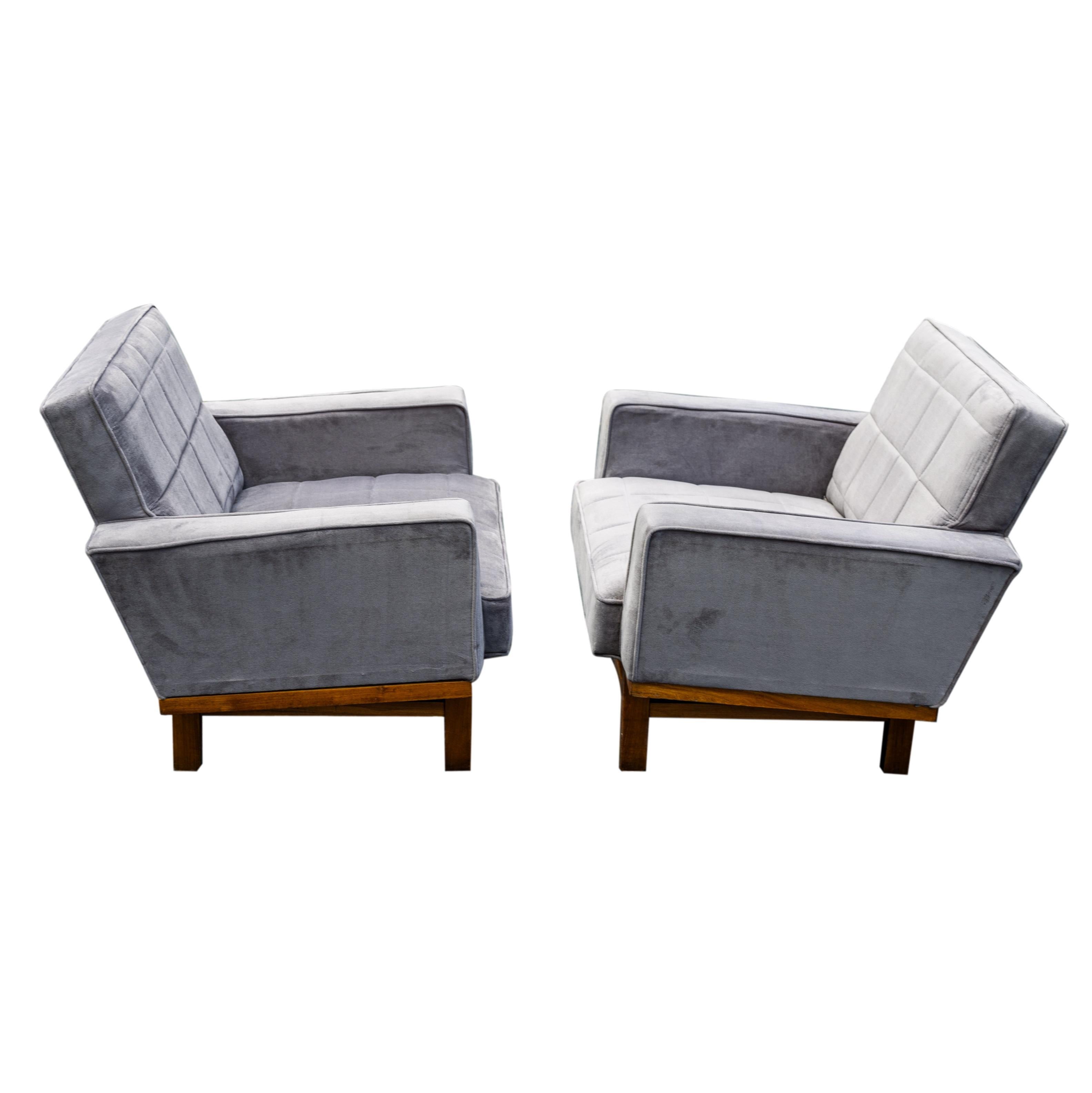 Mid-Century Modern Paire de chaises longues italiennes en noyer rembourrées de style mi-siècle moderne, vers 1967 en vente