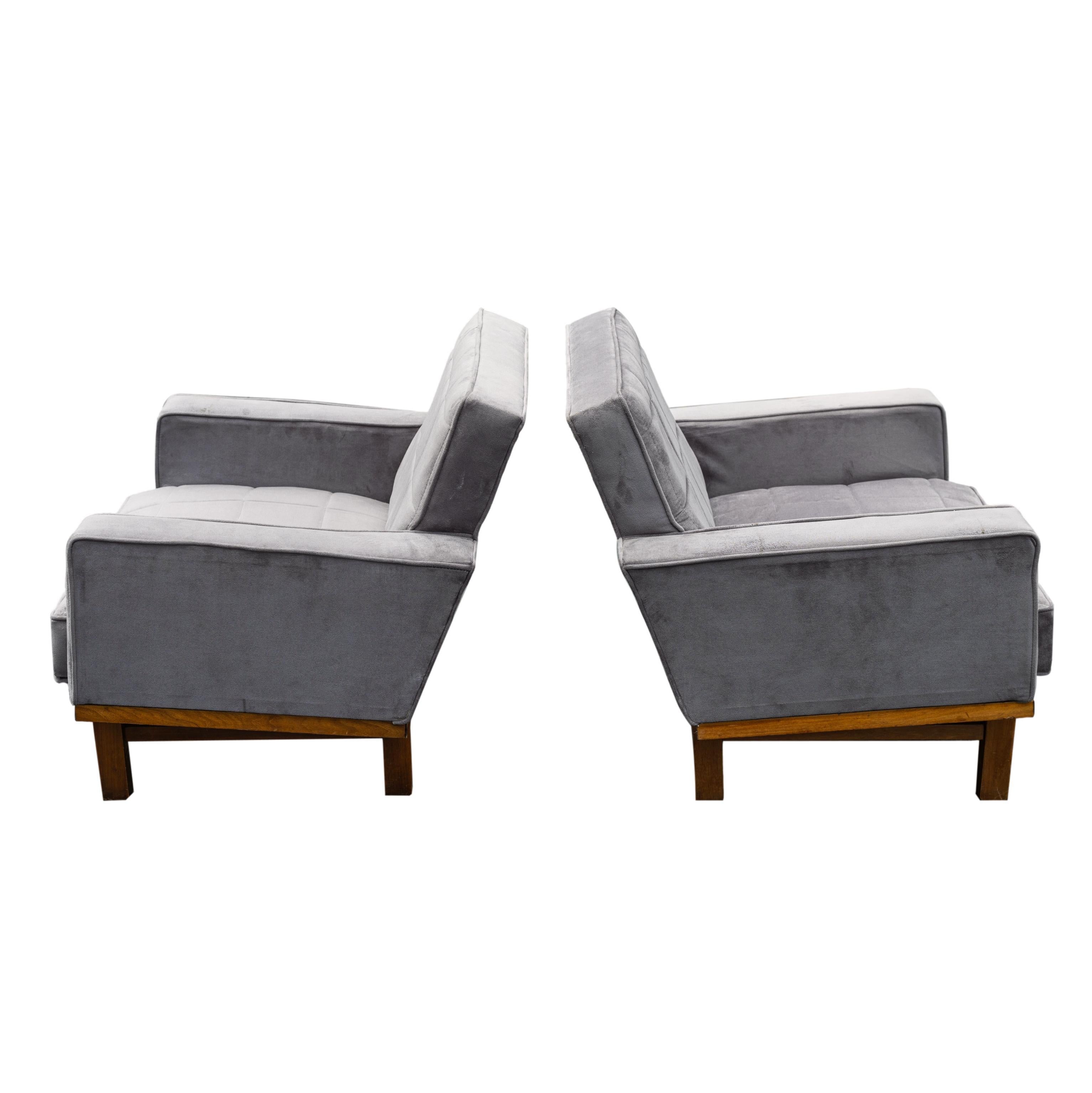Paire de chaises longues italiennes en noyer rembourrées de style mi-siècle moderne, vers 1967 Bon état - En vente à Banner Elk, NC