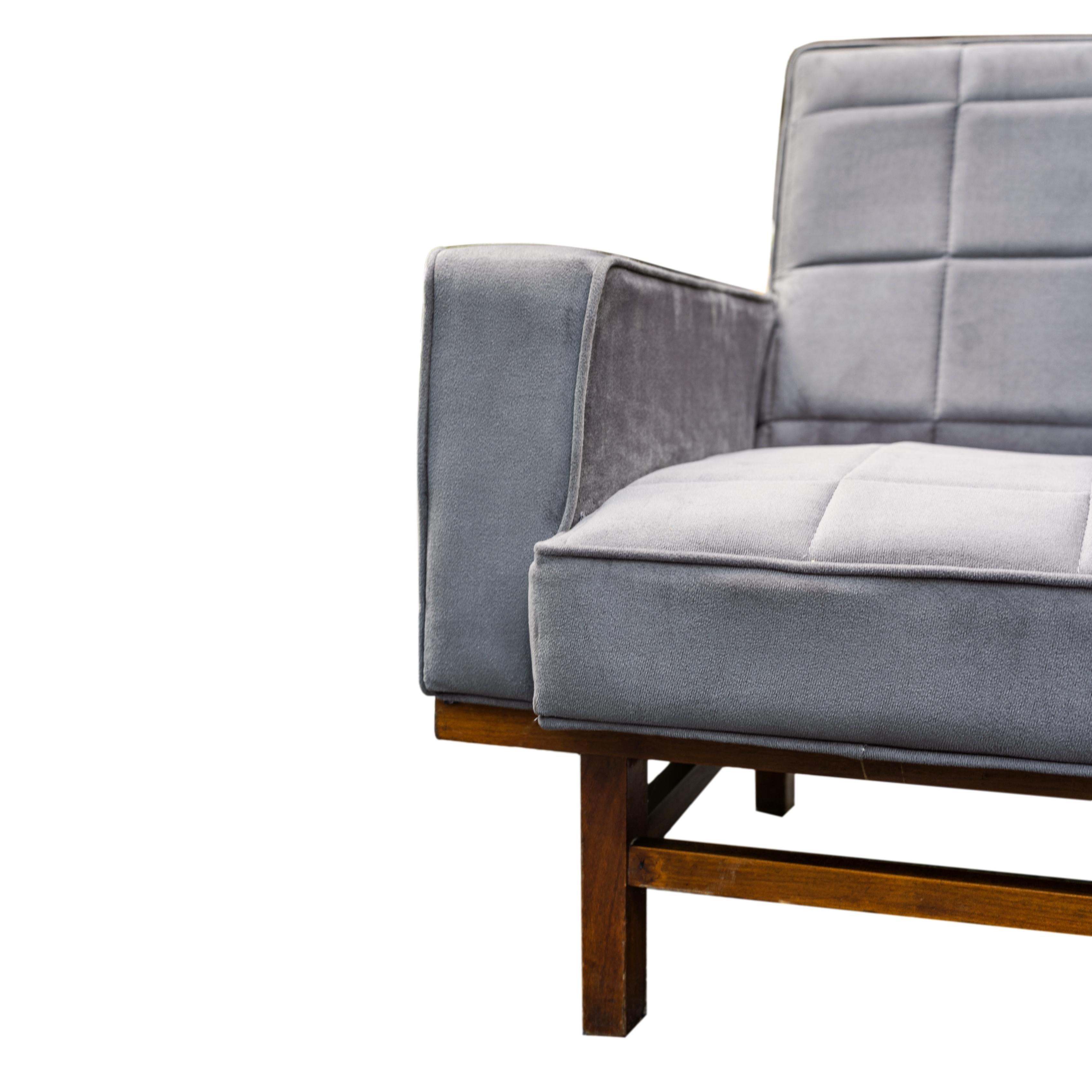 Noyer Paire de chaises longues italiennes en noyer rembourrées de style mi-siècle moderne, vers 1967 en vente