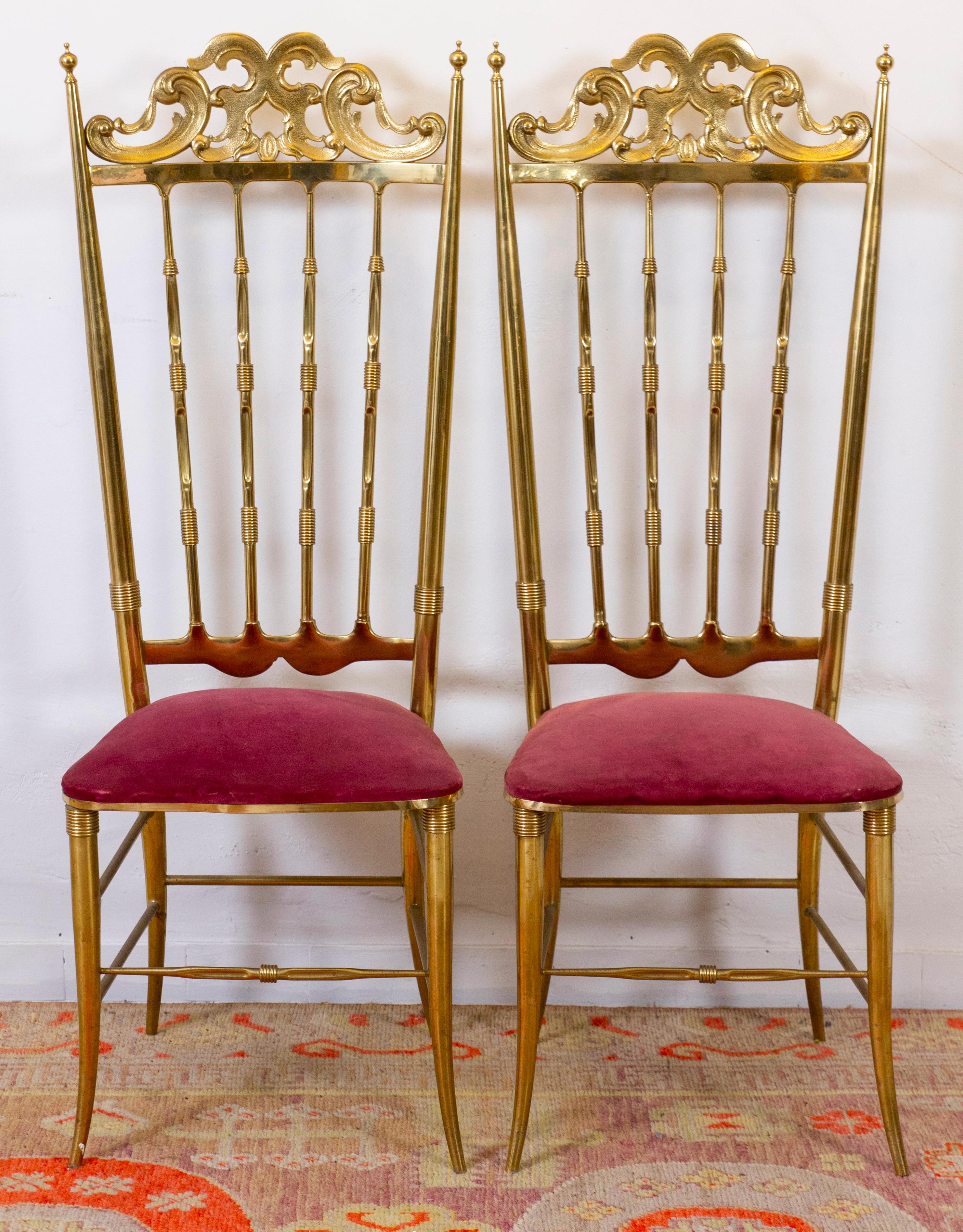 Elegante pareja de sillas o sillones laterales de latón Vintage Mid-Century Modern .
Sillas auxiliares de respaldo alto de latón pulido con perfiladas barandillas de cresta y respaldos en forma de huso de Chiavari.
 Italia 1950
 Excelente estado