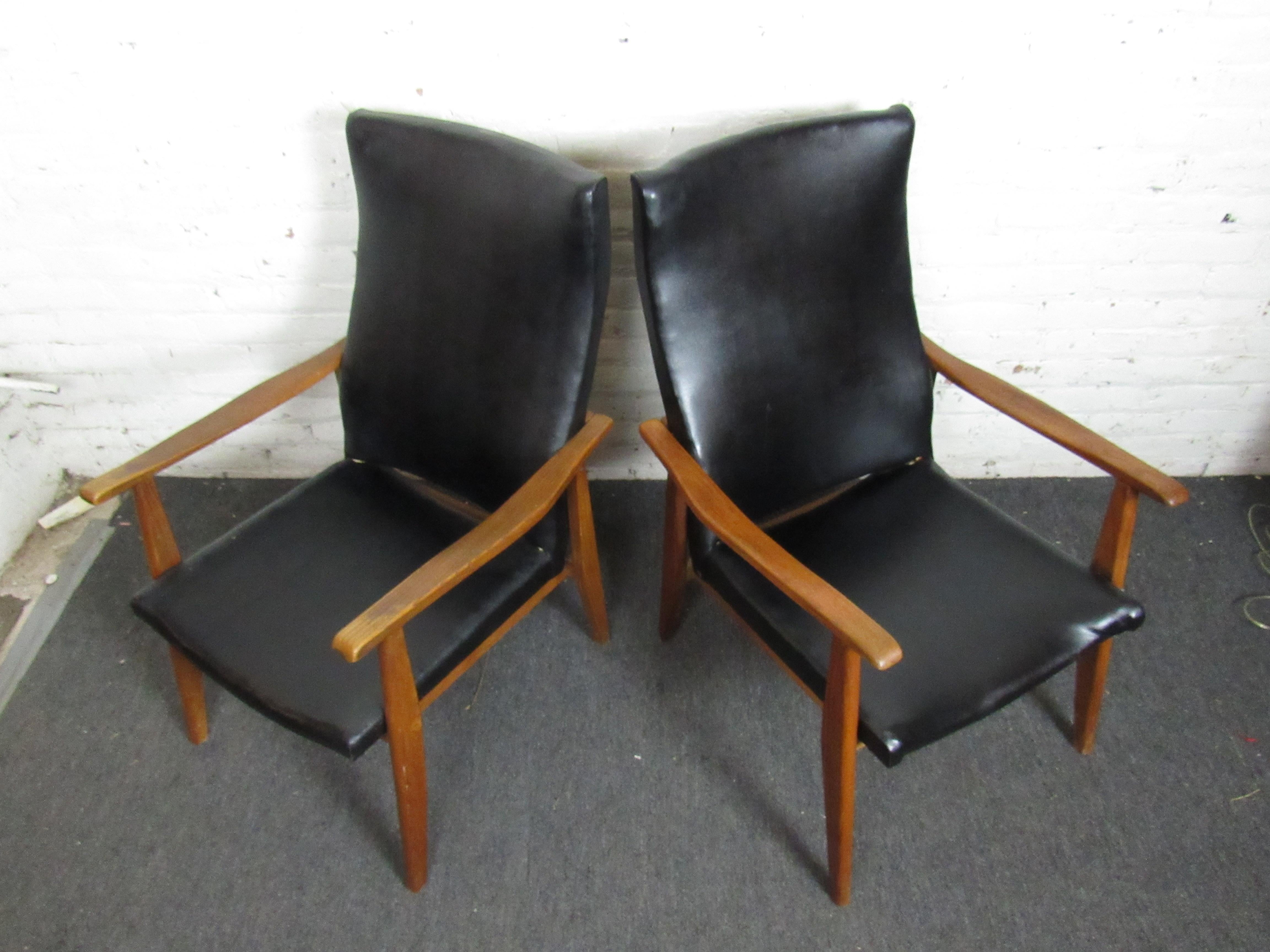 Pair of Mid-Century Modern Vinyl Lounge Chairs In Good Condition For Sale In Brooklyn, NY