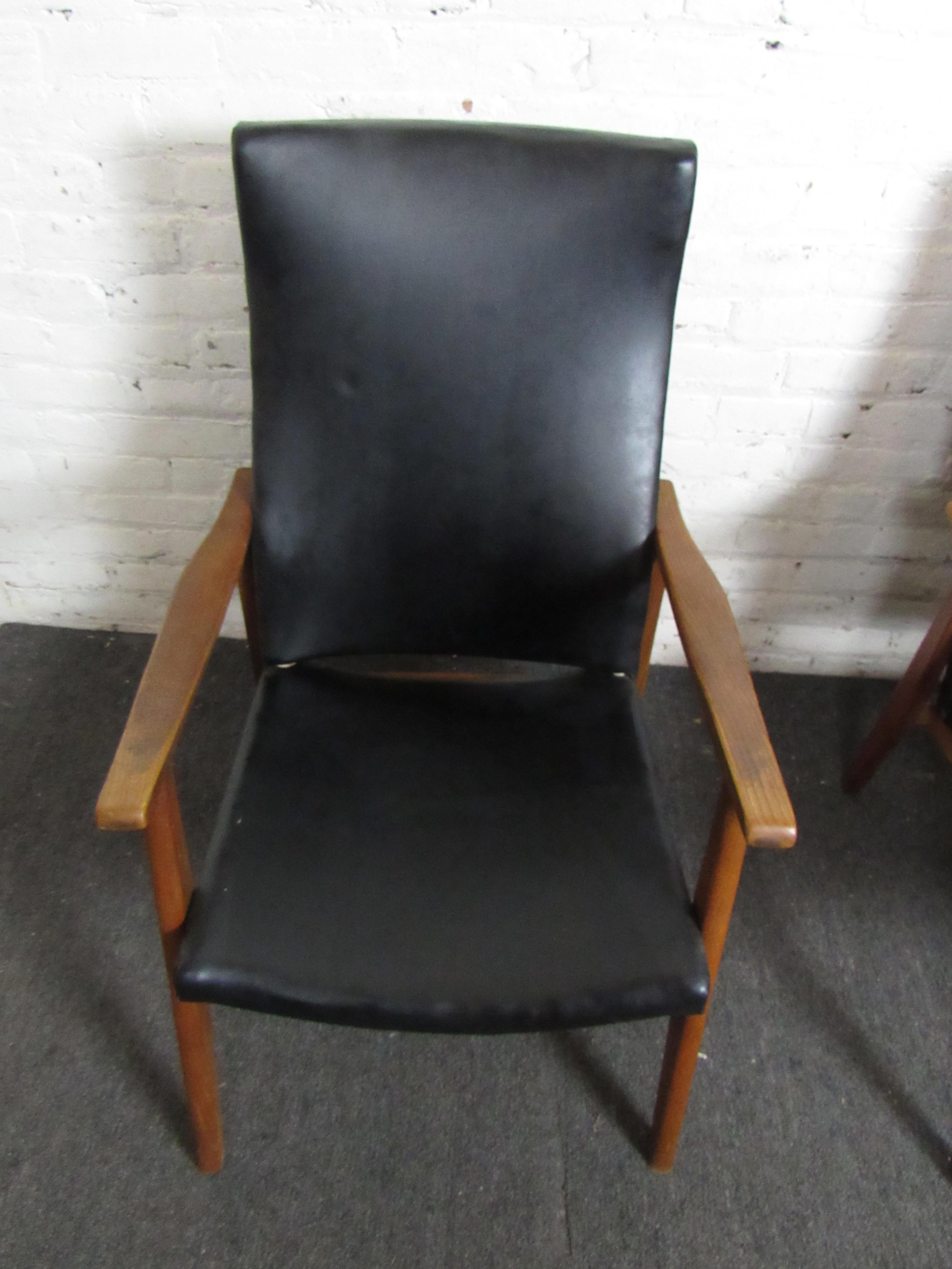 20th Century Pair of Mid-Century Modern Vinyl Lounge Chairs For Sale