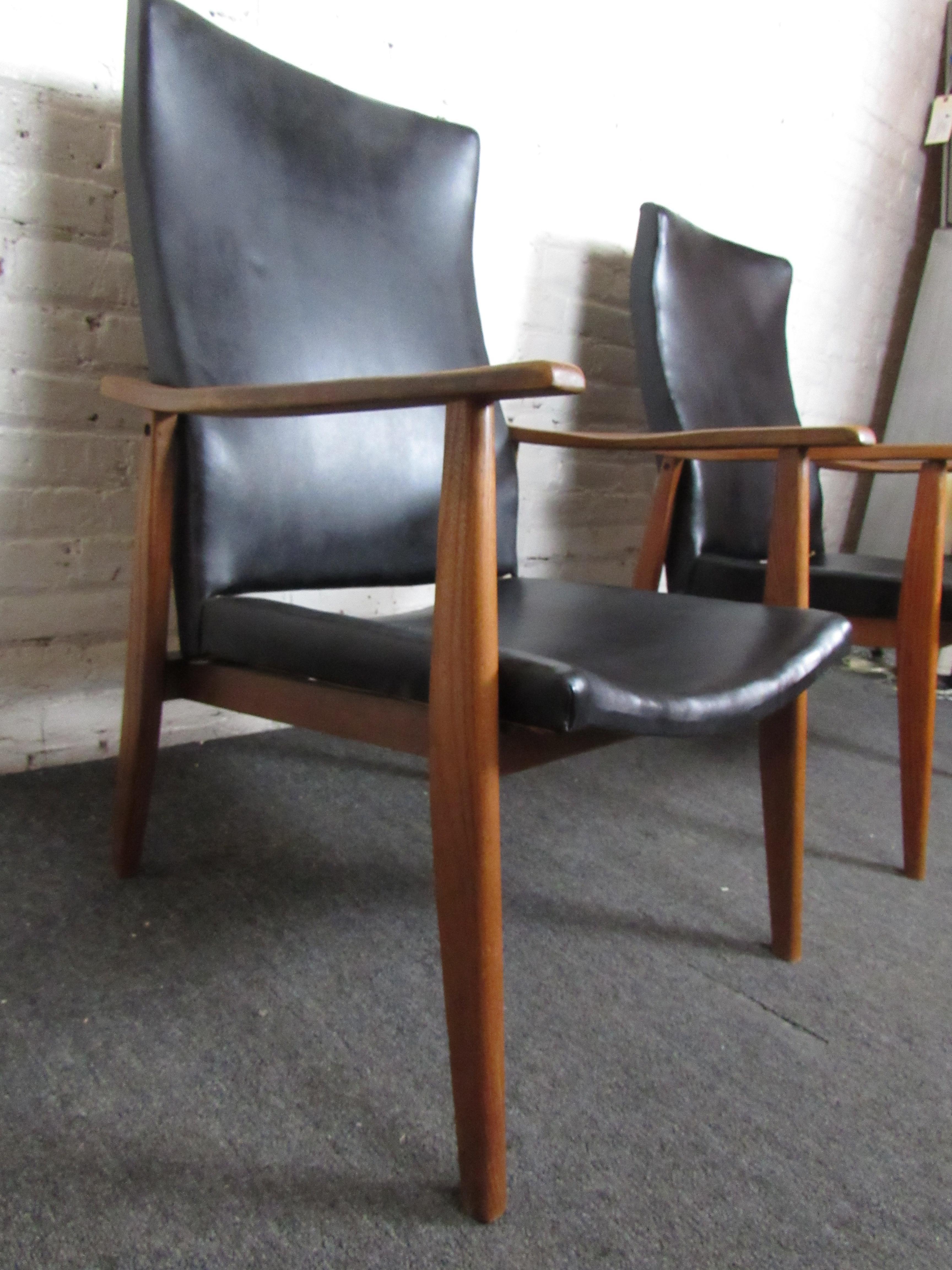 Pair of Mid-Century Modern Vinyl Lounge Chairs For Sale 3