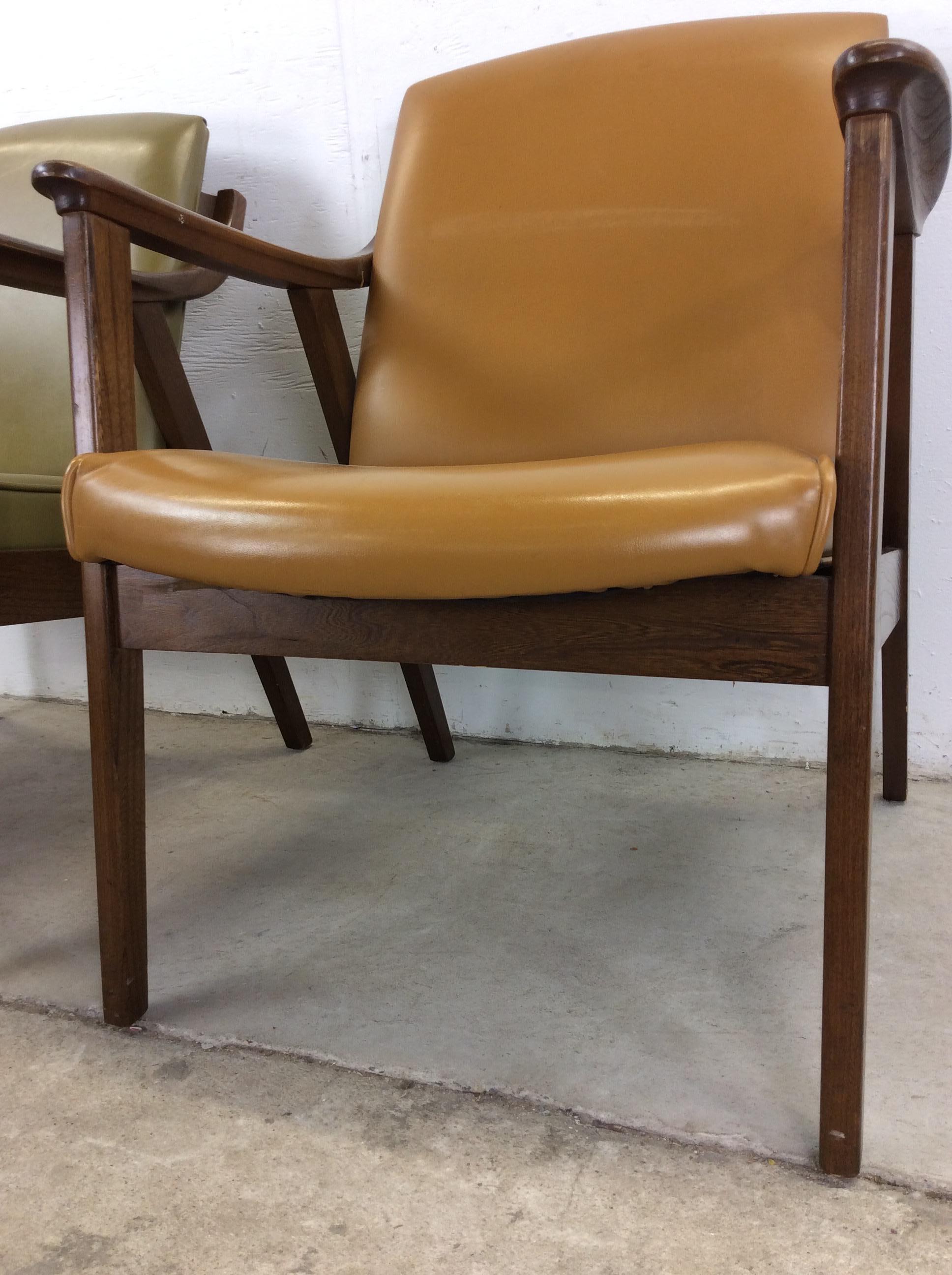 Paire de chaises longues en vinyle The Moderns avec structure en noyer en vente 3