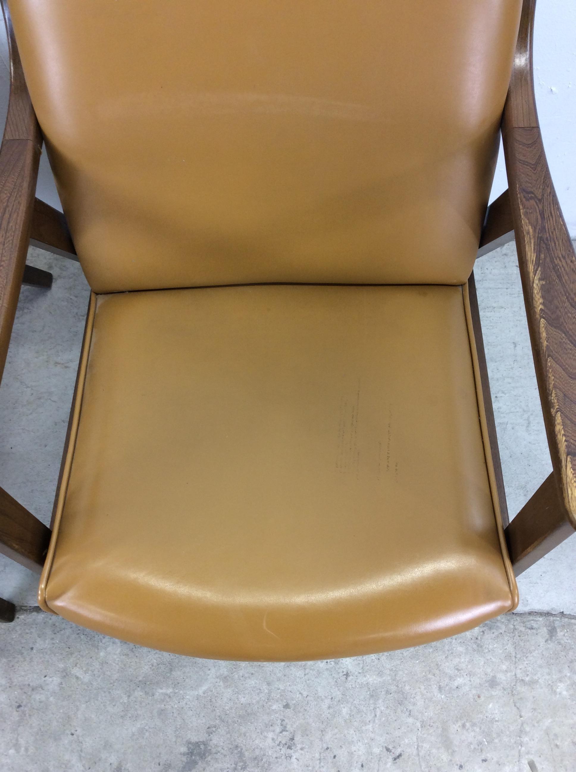 Paire de chaises longues en vinyle The Moderns avec structure en noyer en vente 4
