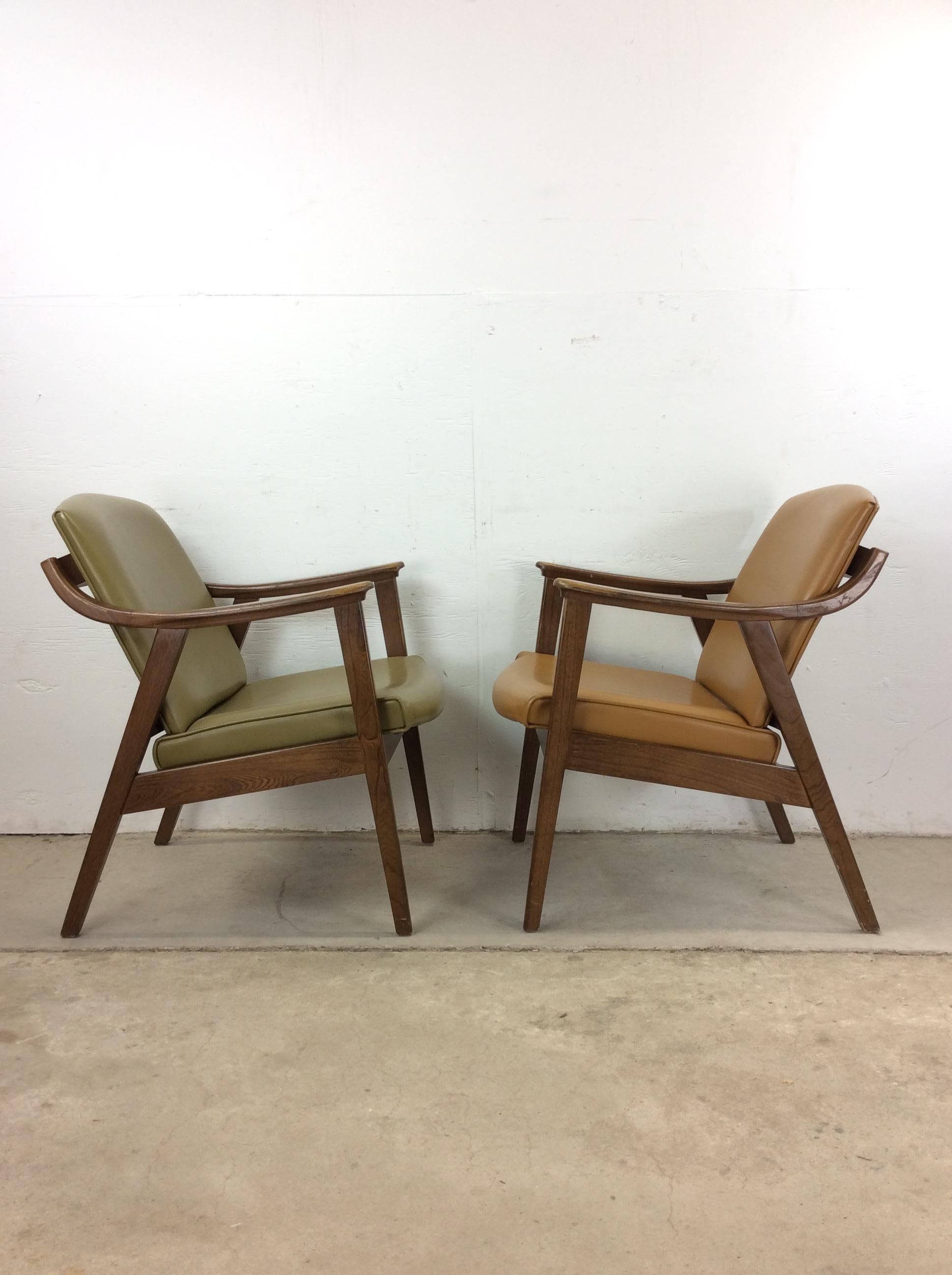 Paire de chaises longues en vinyle The Moderns avec structure en noyer en vente 6