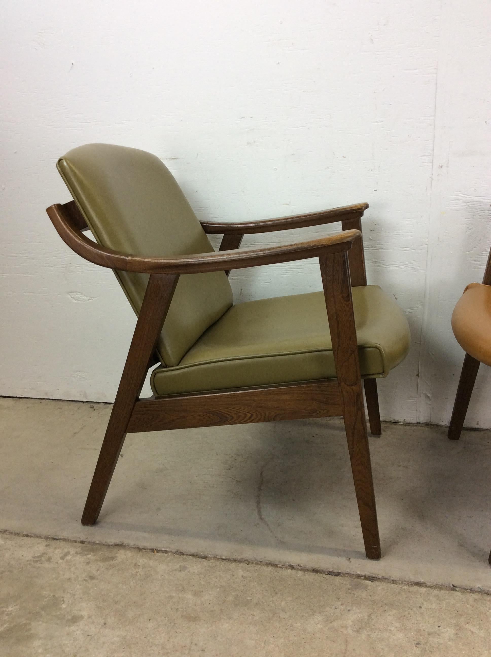 Paire de chaises longues en vinyle The Moderns avec structure en noyer en vente 7