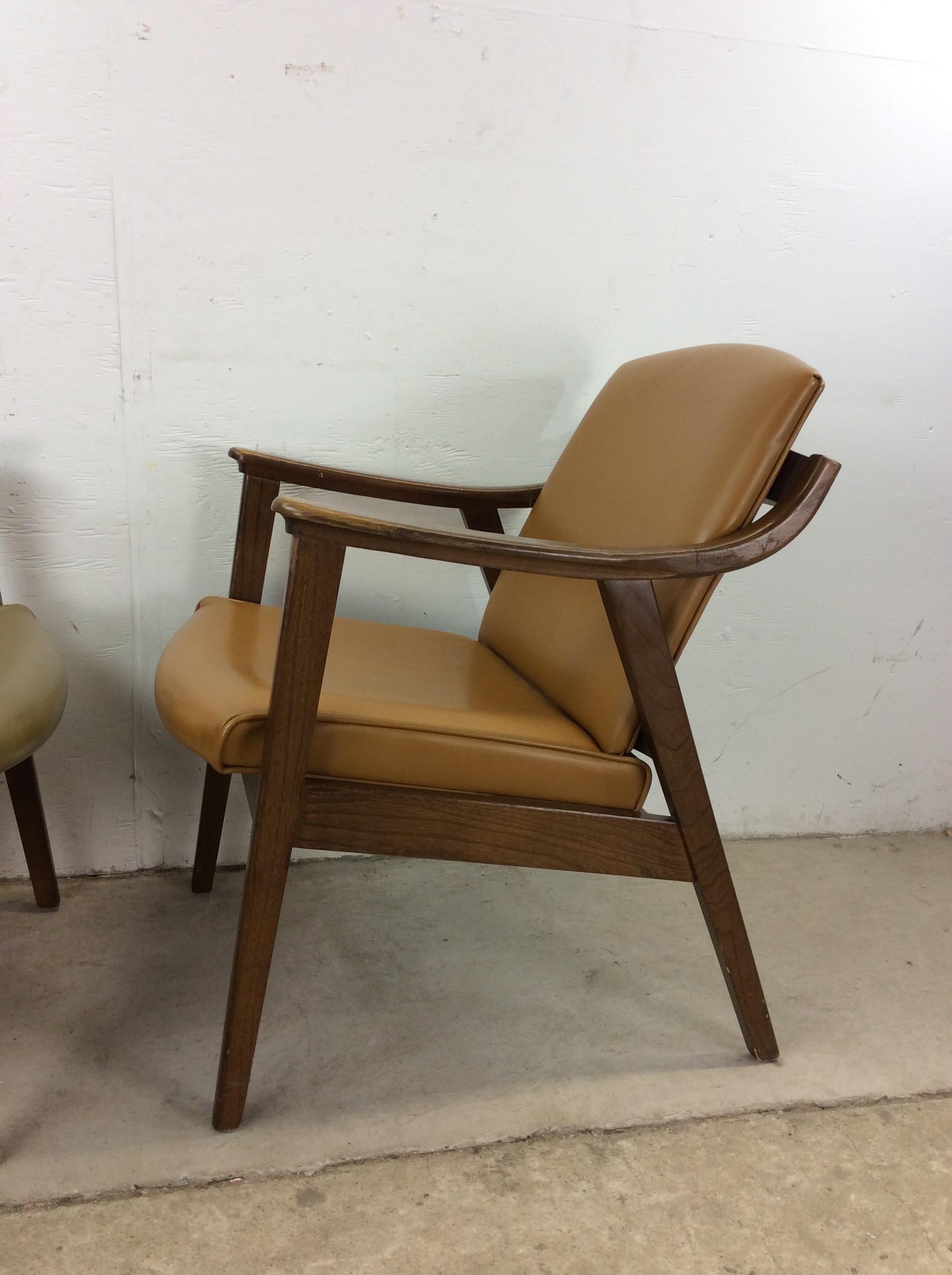 Paire de chaises longues en vinyle The Moderns avec structure en noyer en vente 8