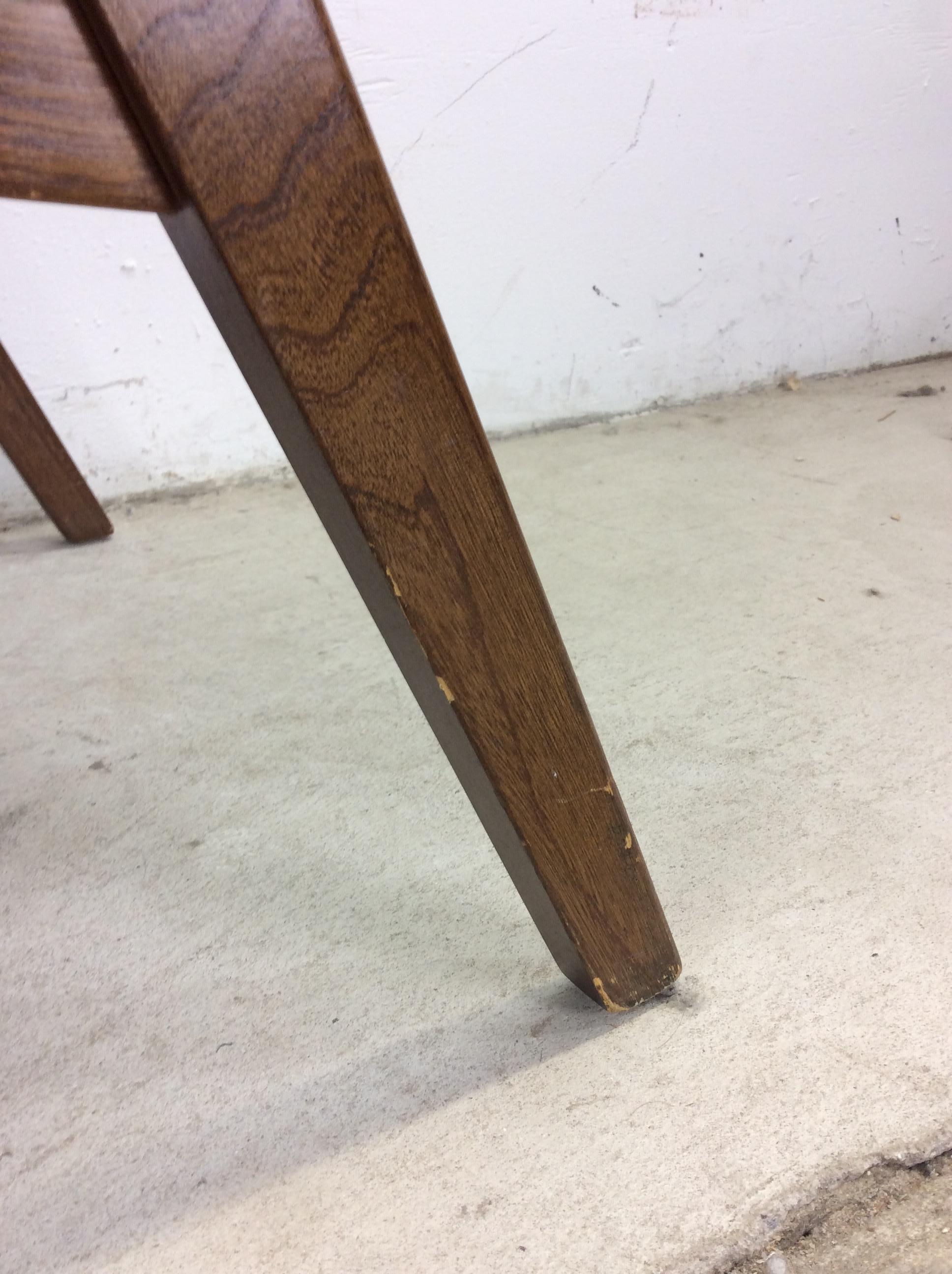 Paire de chaises longues en vinyle The Moderns avec structure en noyer en vente 9