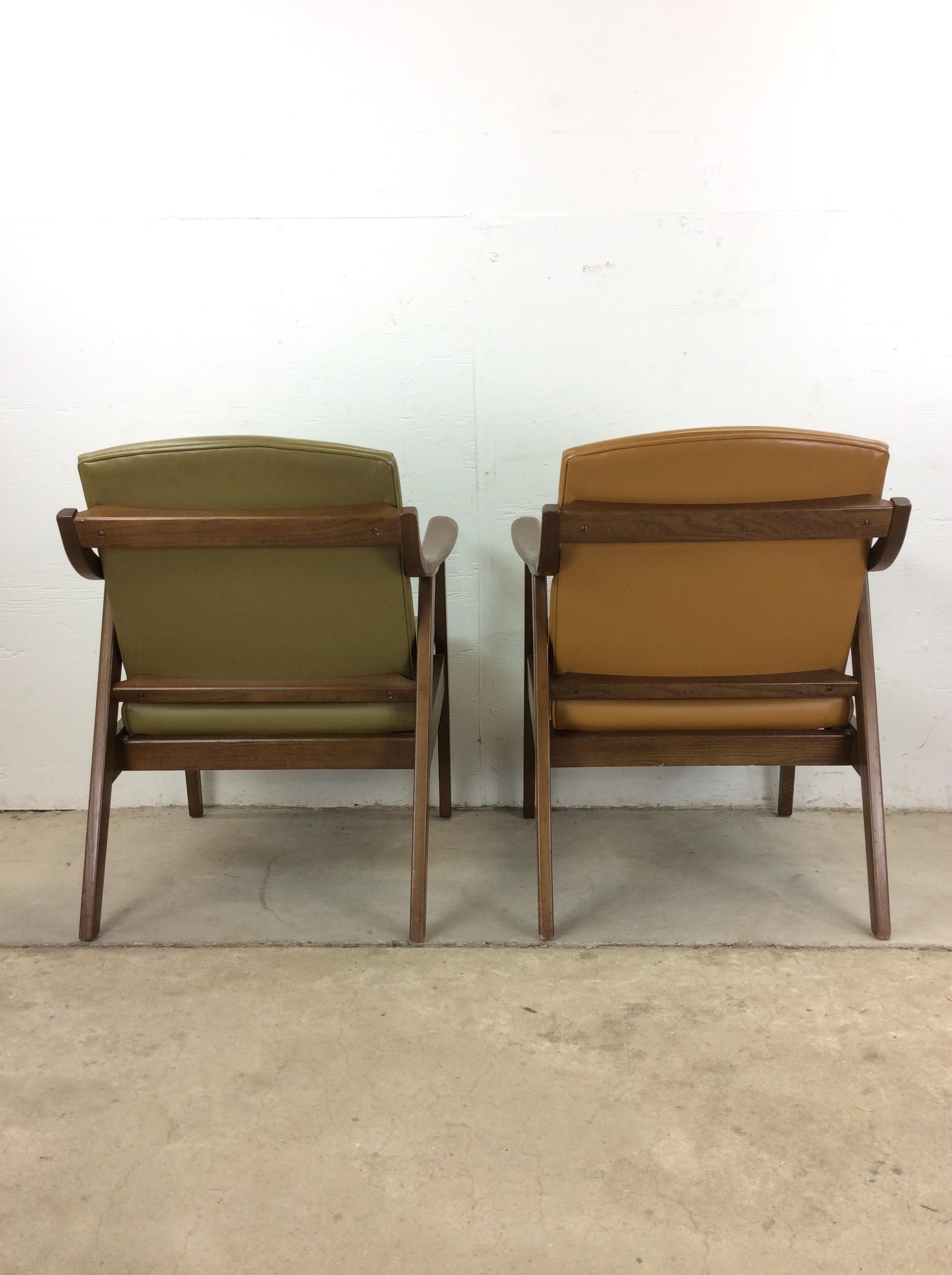 Paire de chaises longues en vinyle The Moderns avec structure en noyer en vente 10
