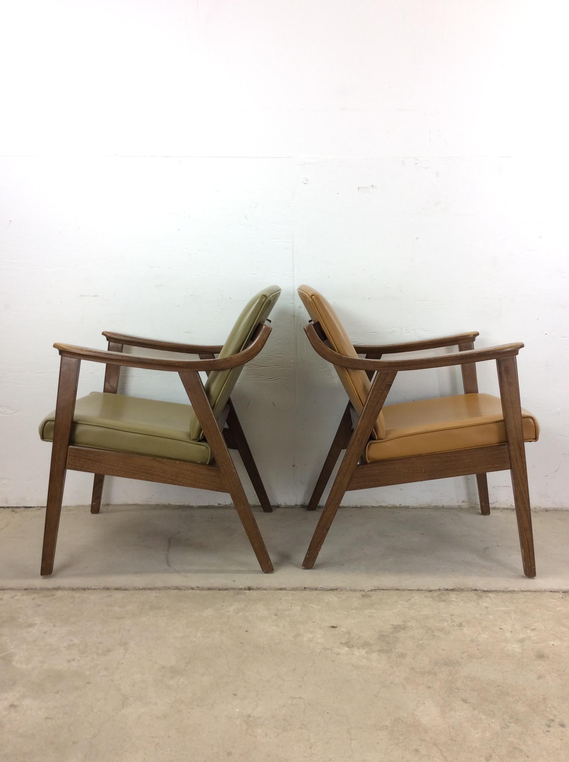 Paire de chaises longues en vinyle The Moderns avec structure en noyer en vente 11