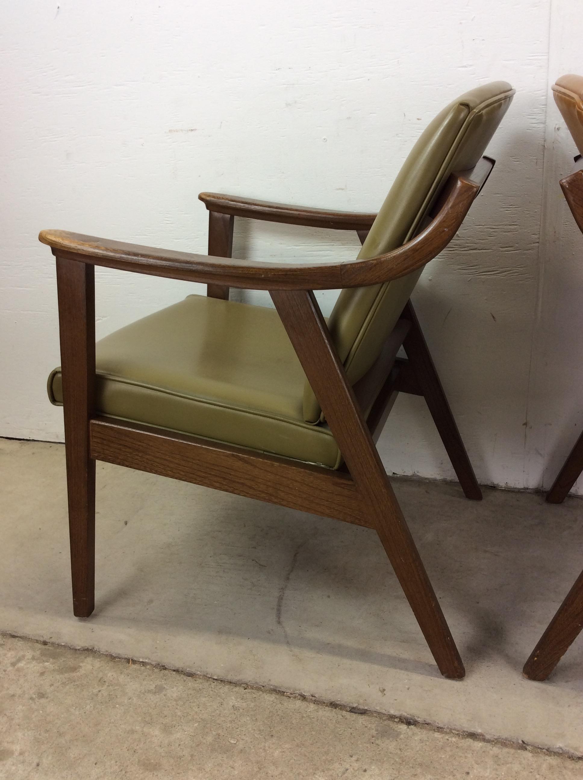 Paire de chaises longues en vinyle The Moderns avec structure en noyer en vente 12