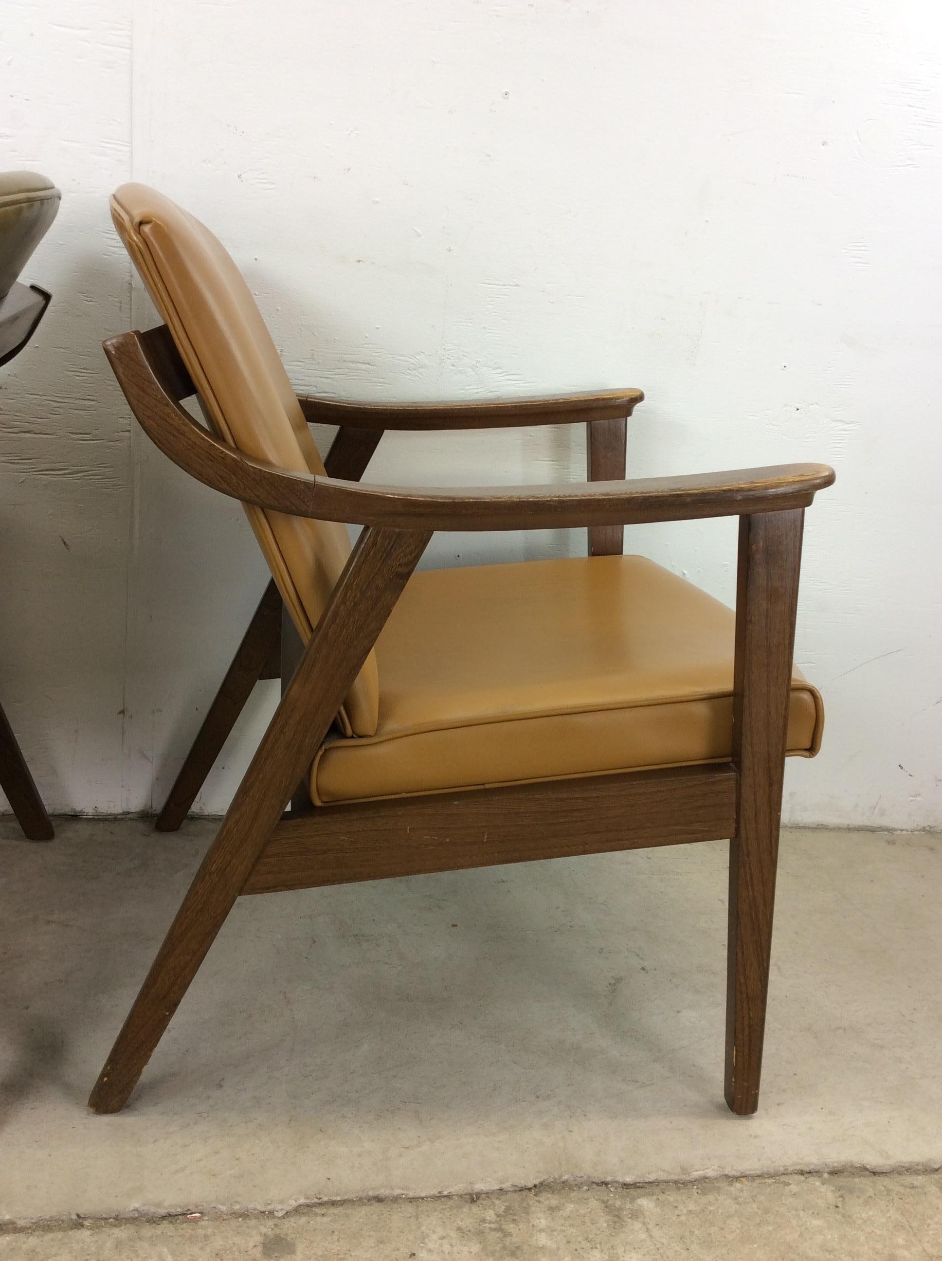 Paire de chaises longues en vinyle The Moderns avec structure en noyer en vente 13
